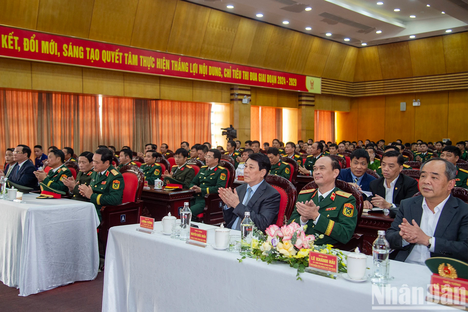 梁强主席和与会代表。