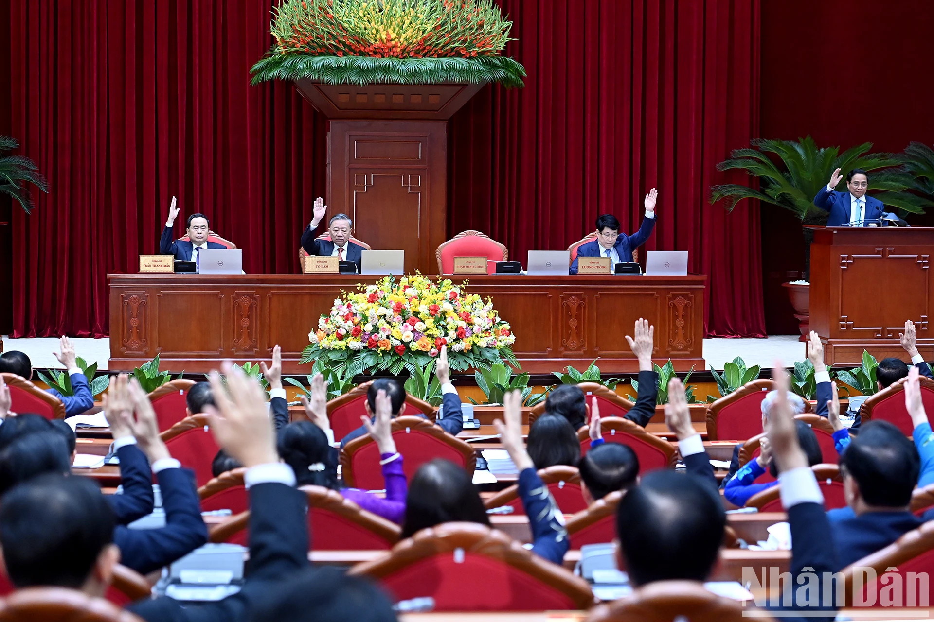 党、国家领导人和各位代表表决通过会议议程。 党、国家领导人和各位代表表决通过会议议程。