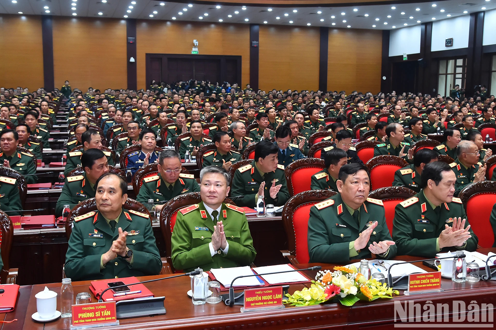 出席会议的各位代表。