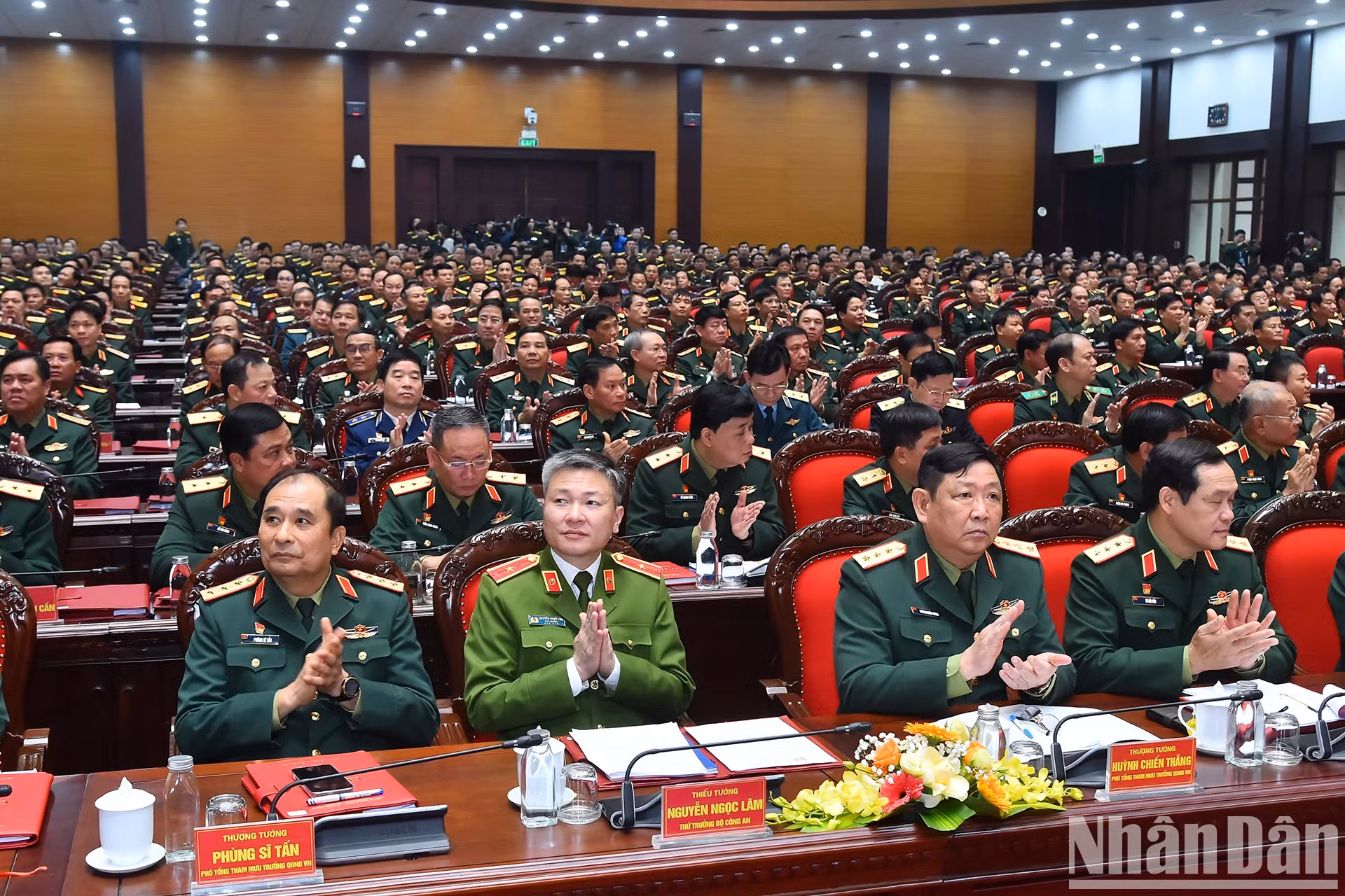 出席会议的各位代表。