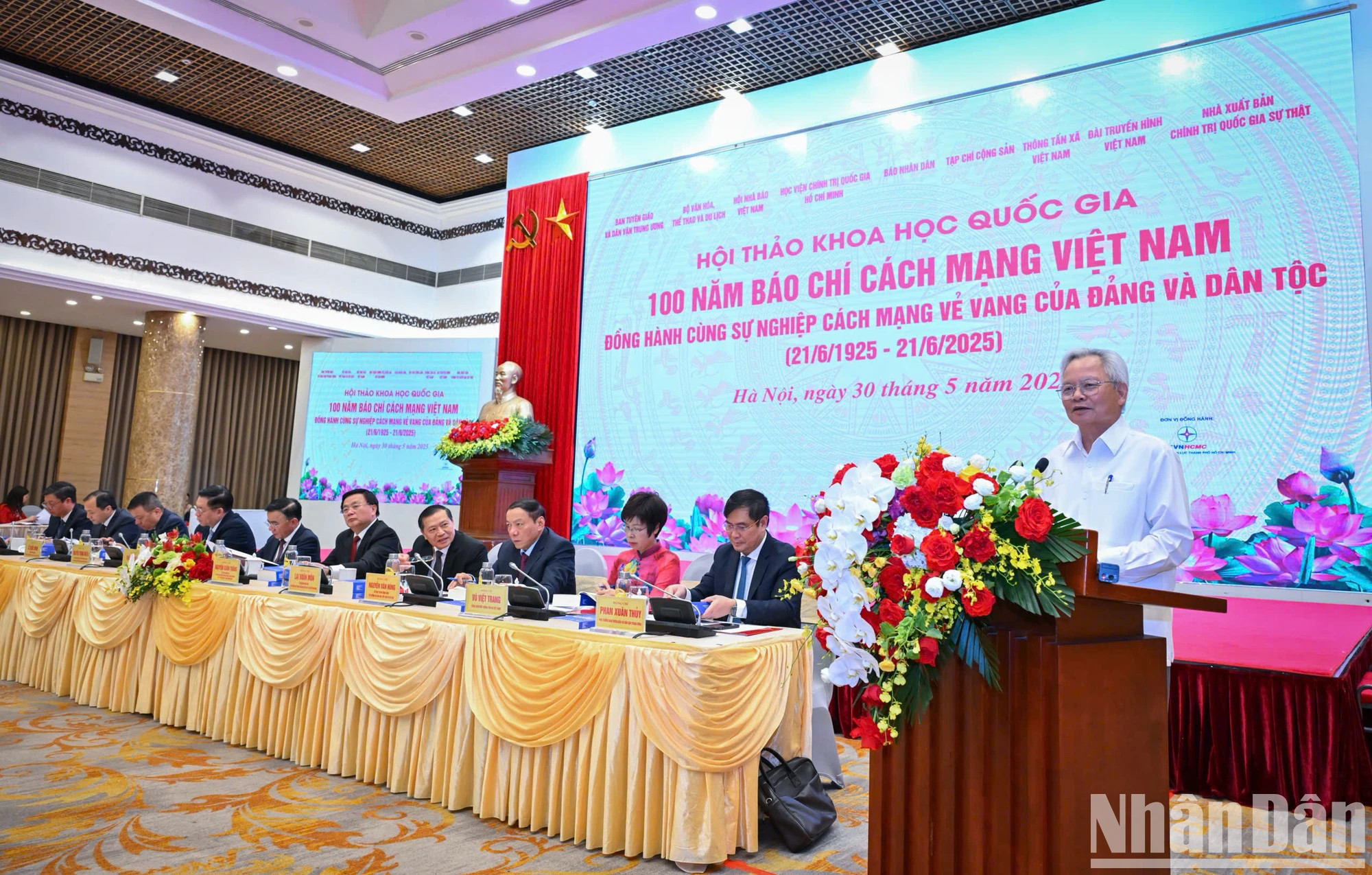 中央理论委员会常务副主席谢玉晋发表讲话。 中央理论委员会常务副主席谢玉晋发表讲话。