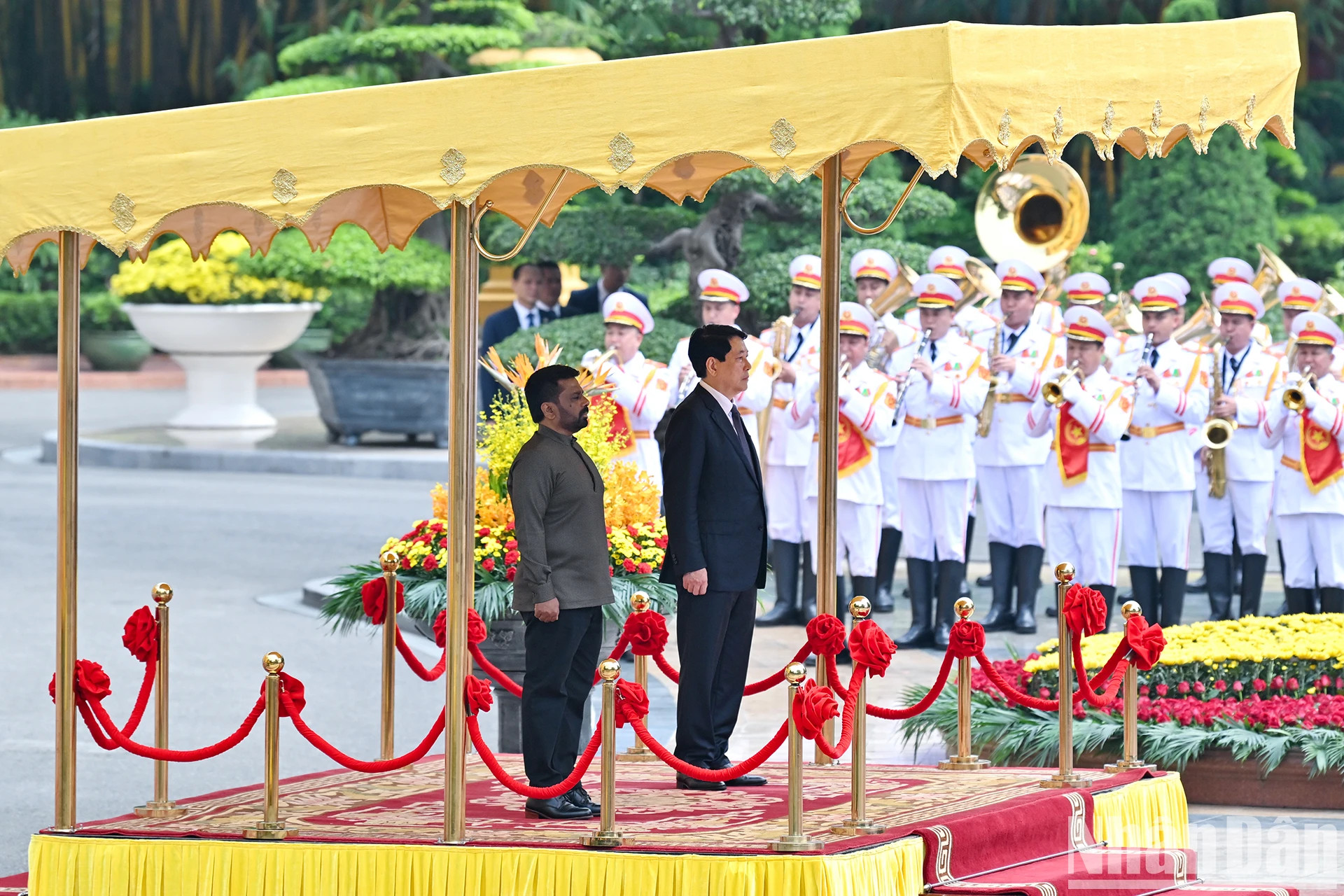 梁强主席与斯里兰卡总统阿努拉·库马拉·迪萨纳亚克在主席台上聆听军乐团演奏两国国歌。 梁强主席与斯里兰卡总统阿努拉·库马拉·迪萨纳亚克在主席台上聆听军乐团演奏两国国歌。