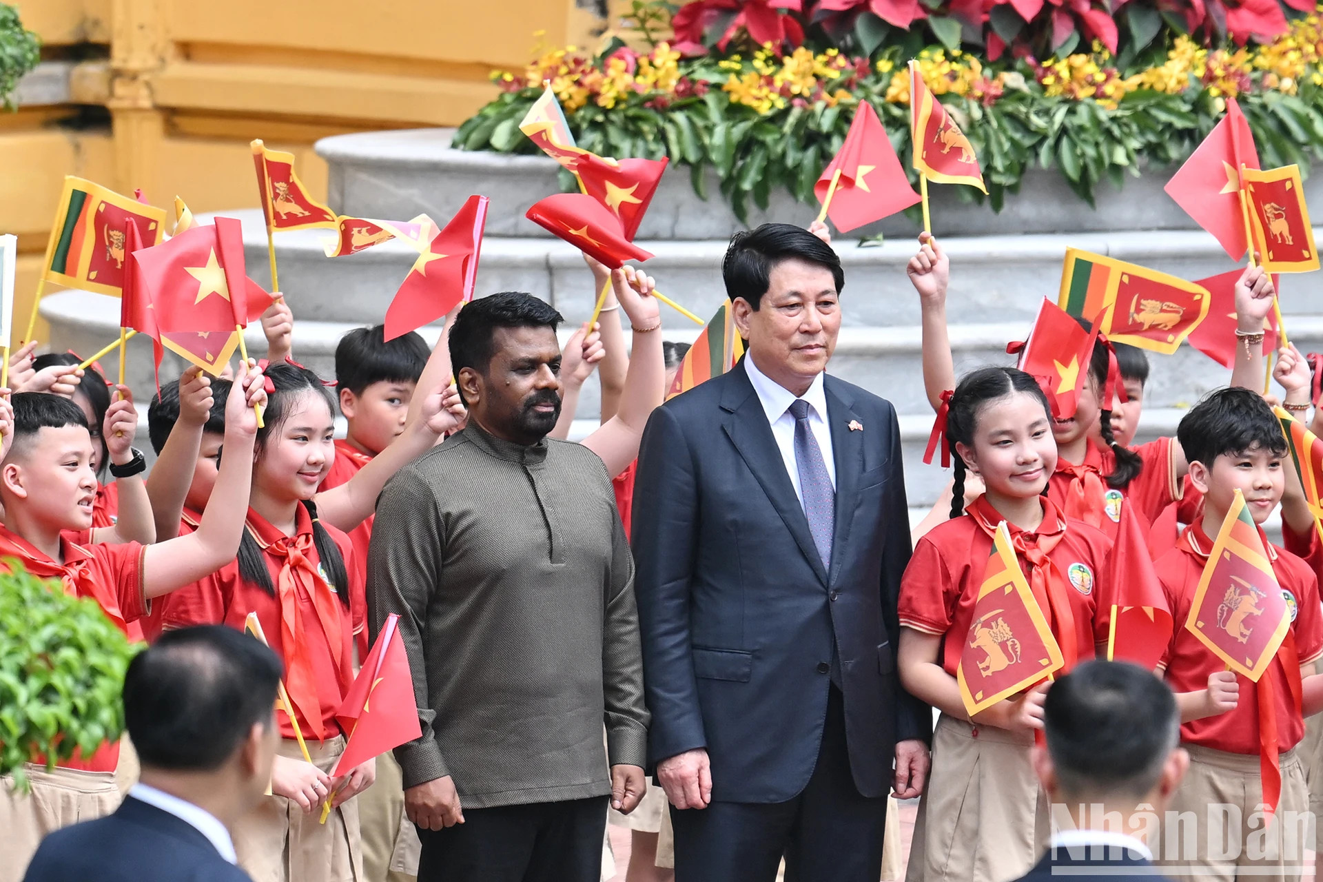 梁强主席和阿努拉·库马拉·迪萨纳亚克总统与首都河内儿童。 梁强主席和阿努拉·库马拉·迪萨纳亚克总统与首都河内儿童。