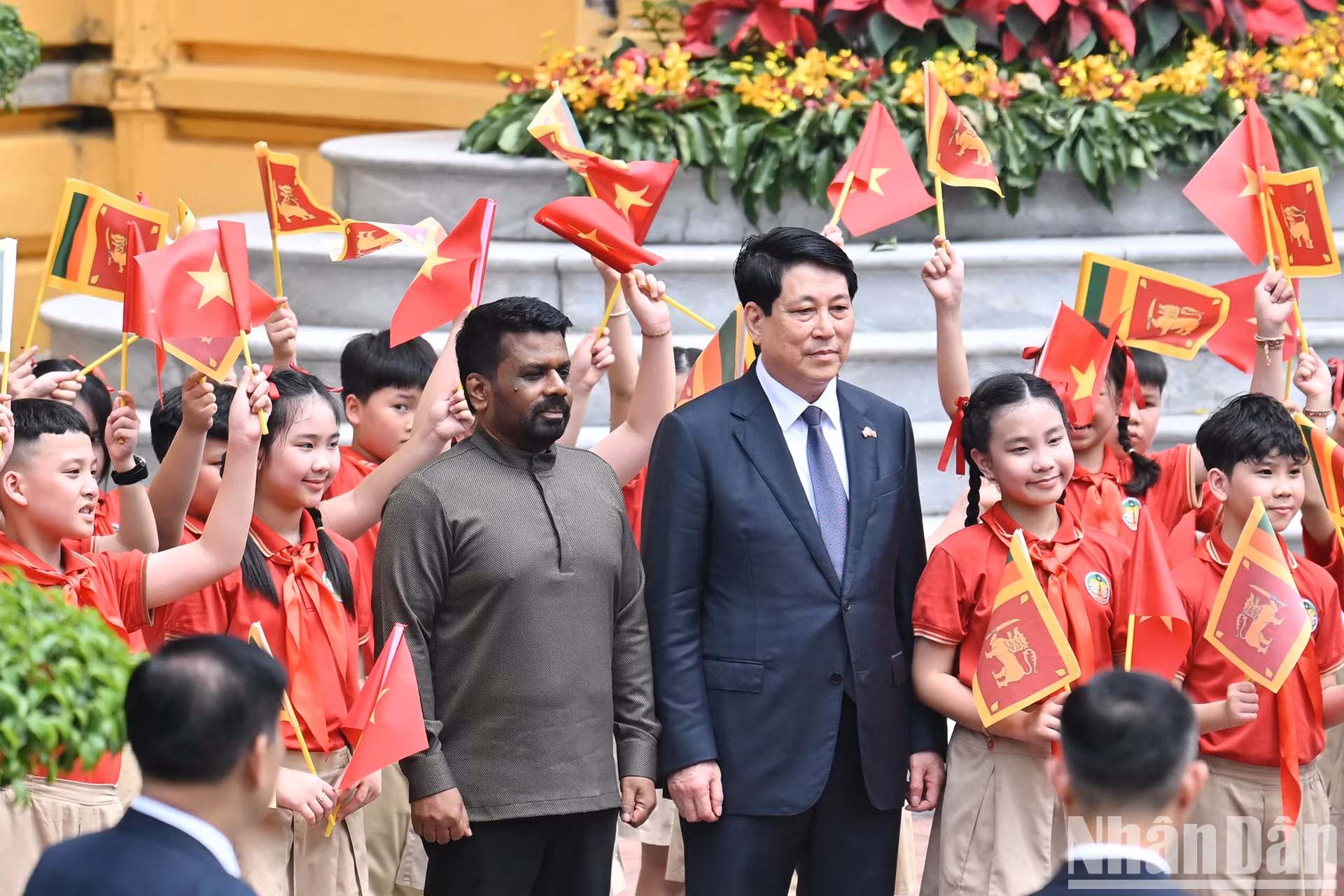 梁强主席和阿努拉·库马拉·迪萨纳亚克总统与首都河内儿童。