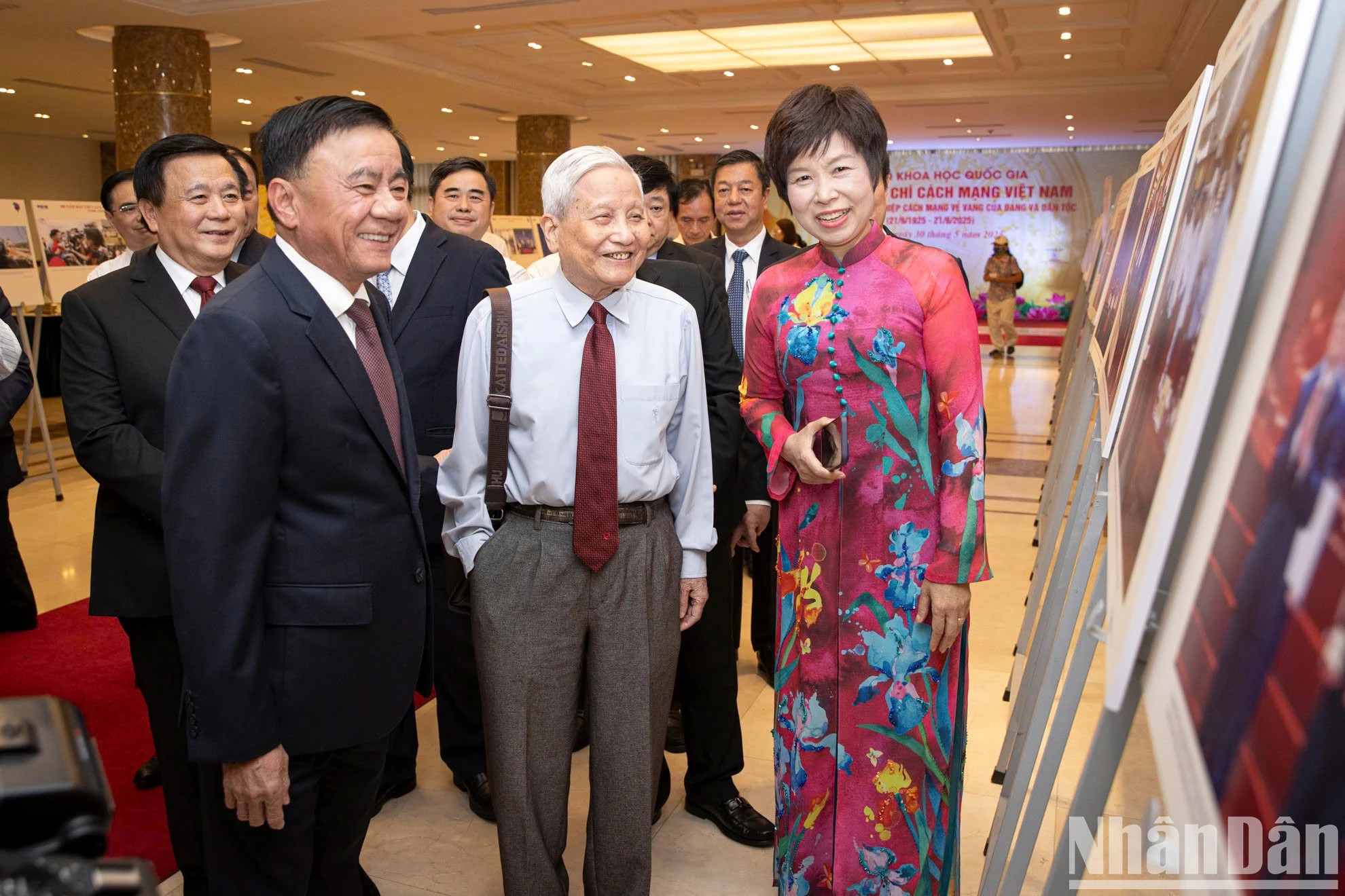 各位代表在研讨会期间参观图片展。 各位代表在研讨会期间参观图片展。