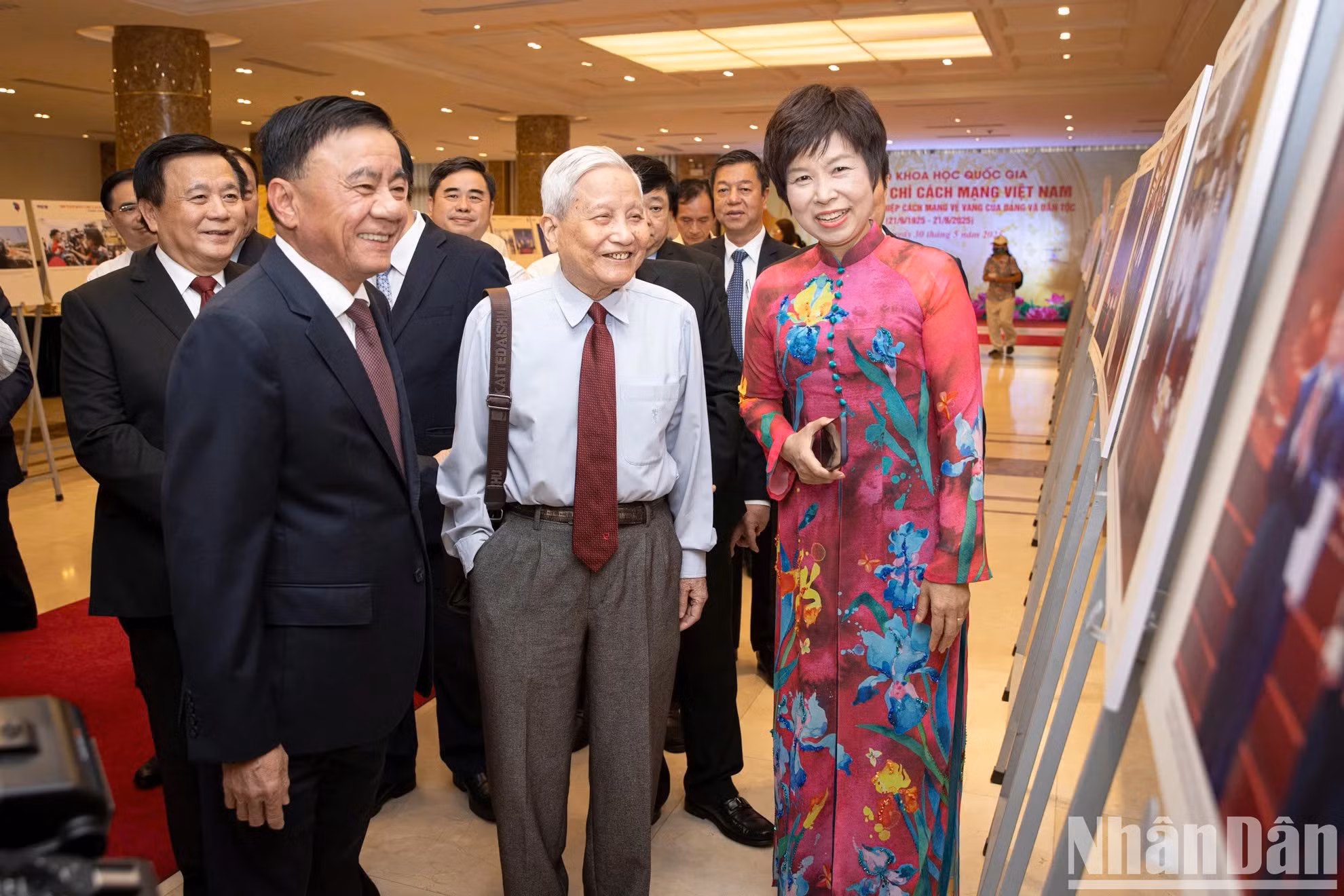 各位代表在研讨会期间参观图片展。