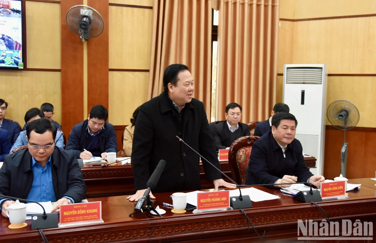 国家资本管理委员会主席阮黄英发表讲话。