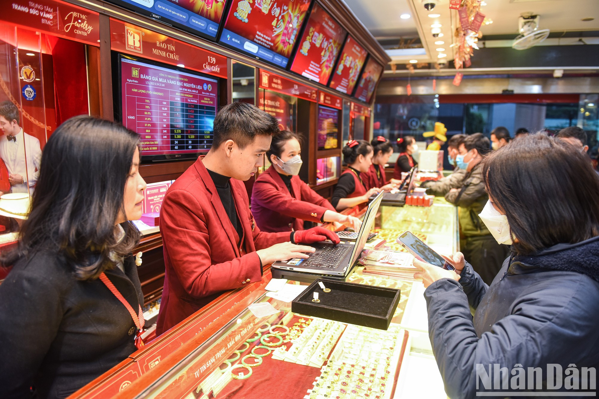 早上6时30分,宝信明洲珠宝金店(河内市纸桥郡)开门营业时,已有数十名久候的顾客到场进行交易。 早上6时30分,宝信明洲珠宝金店(河内市纸桥郡)开门营业时,已有数十名久候的顾客到场进行交易。