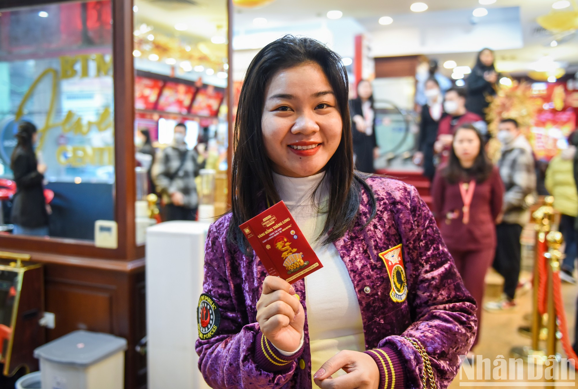 一位顾客说:在财神日去购买黄金,希望新一年将迎来好运。 一位顾客说:在财神日去购买黄金,希望新一年将迎来好运。