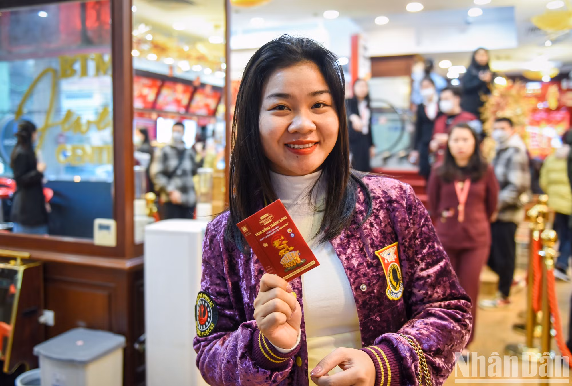 一位顾客说:在财神日去购买黄金,希望新一年将迎来好运。 一位顾客说:在财神日去购买黄金,希望新一年将迎来好运。