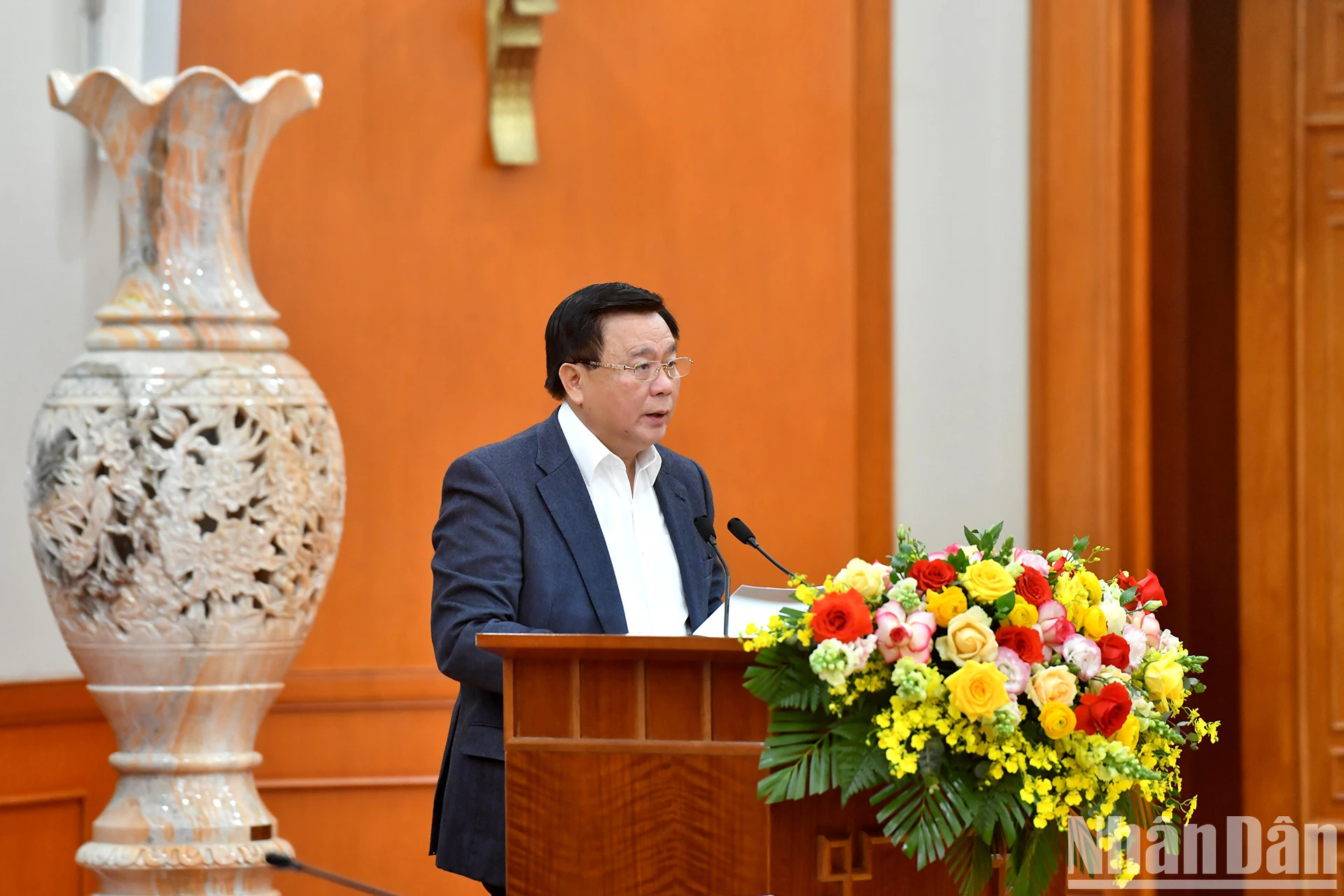 越共中央政治局委员、胡志明国家政治学院院长、中央理论委员会主席、越共十四大文件起草工作小组常务委员、编辑小组组长阮春胜阐述呈文。