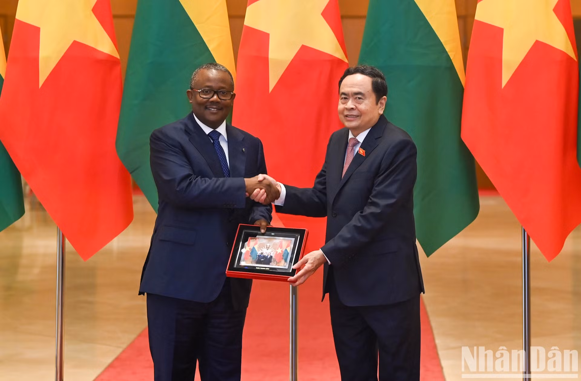 国会主席陈青敏向乌马罗·西索科·恩巴洛总统赠送纪念品。