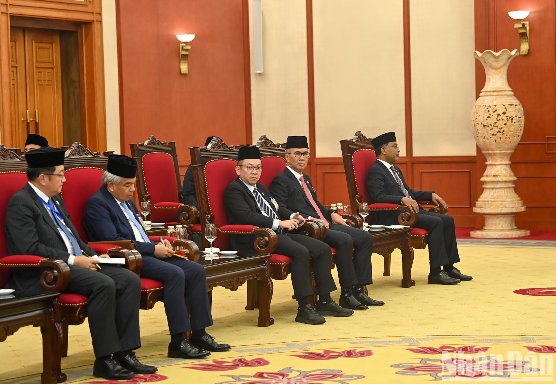 马来西亚代表团团员出席会见。