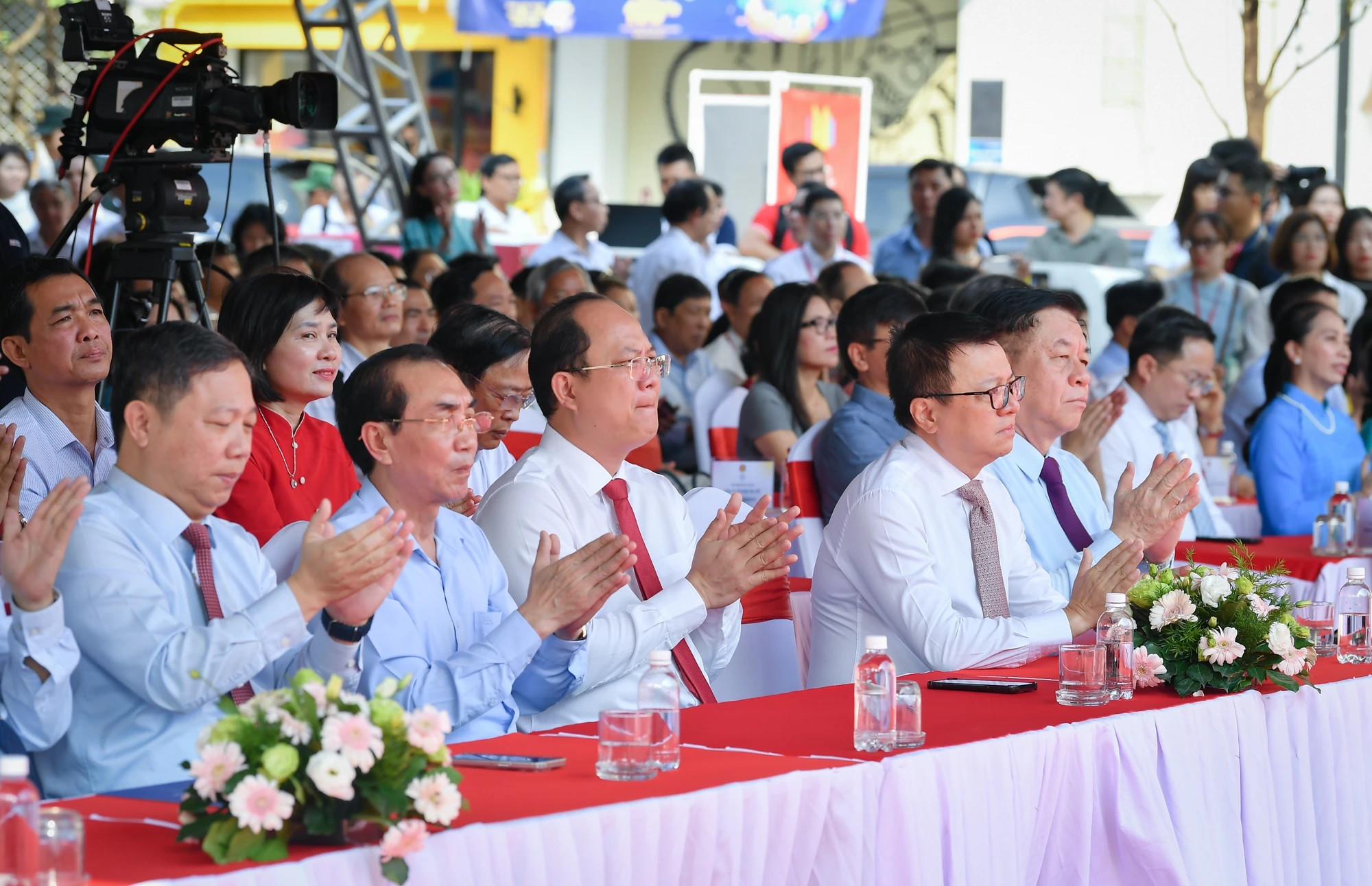 各位代表出席2024年越南全国报刊展闭幕式。 各位代表出席2024年越南全国报刊展闭幕式。