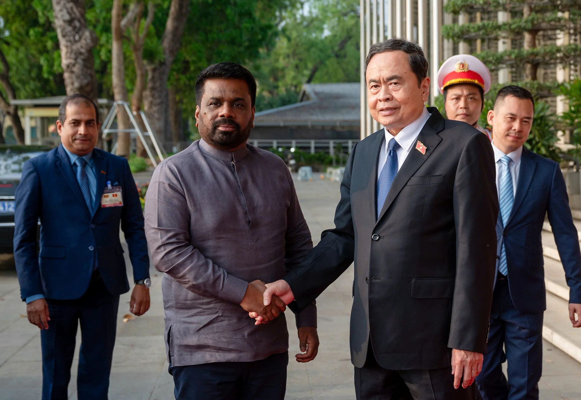 越南国会主席陈青敏迎接斯里兰卡总统阿努拉·库马拉·迪萨纳亚克。