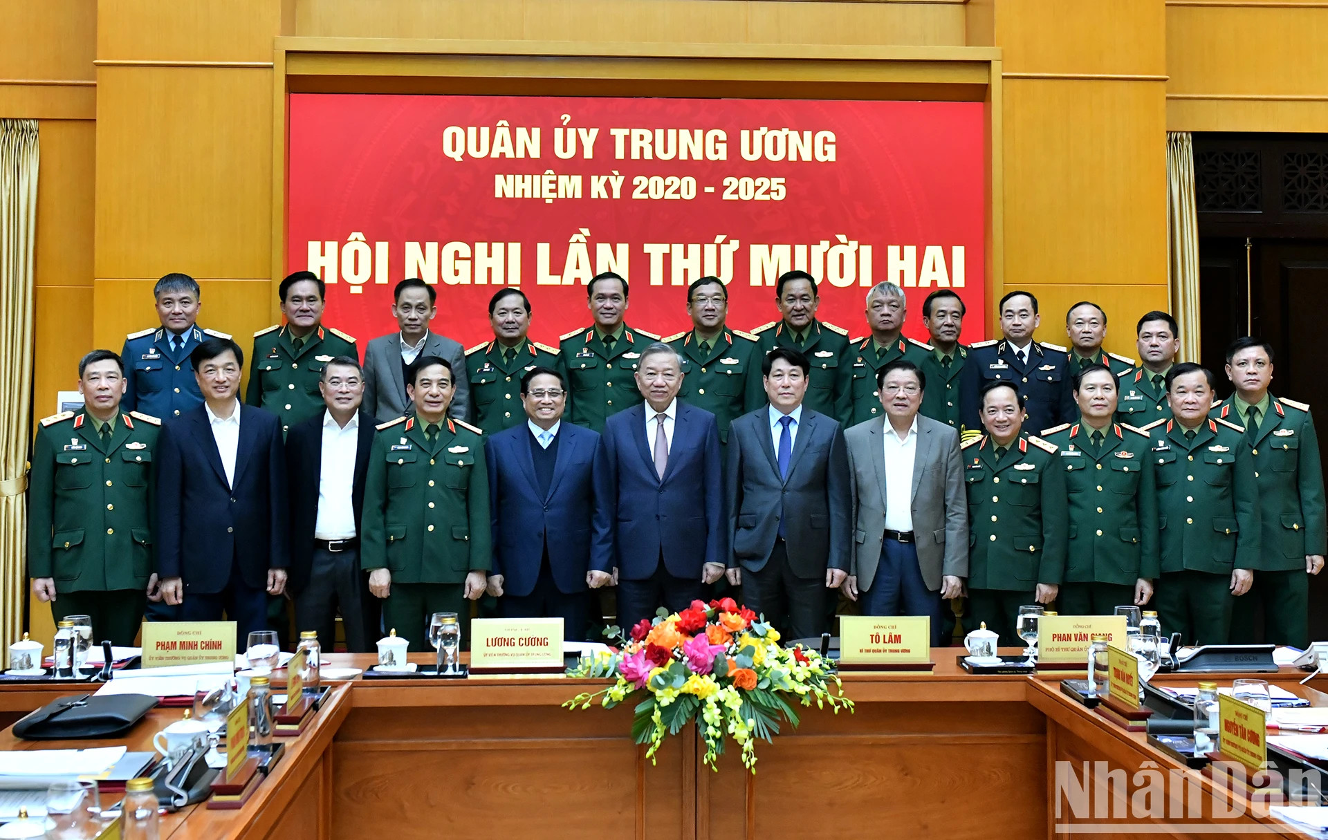 苏林总书记、国家主席梁强、政府总理范明正以及党、国家其他领导人出席会议。