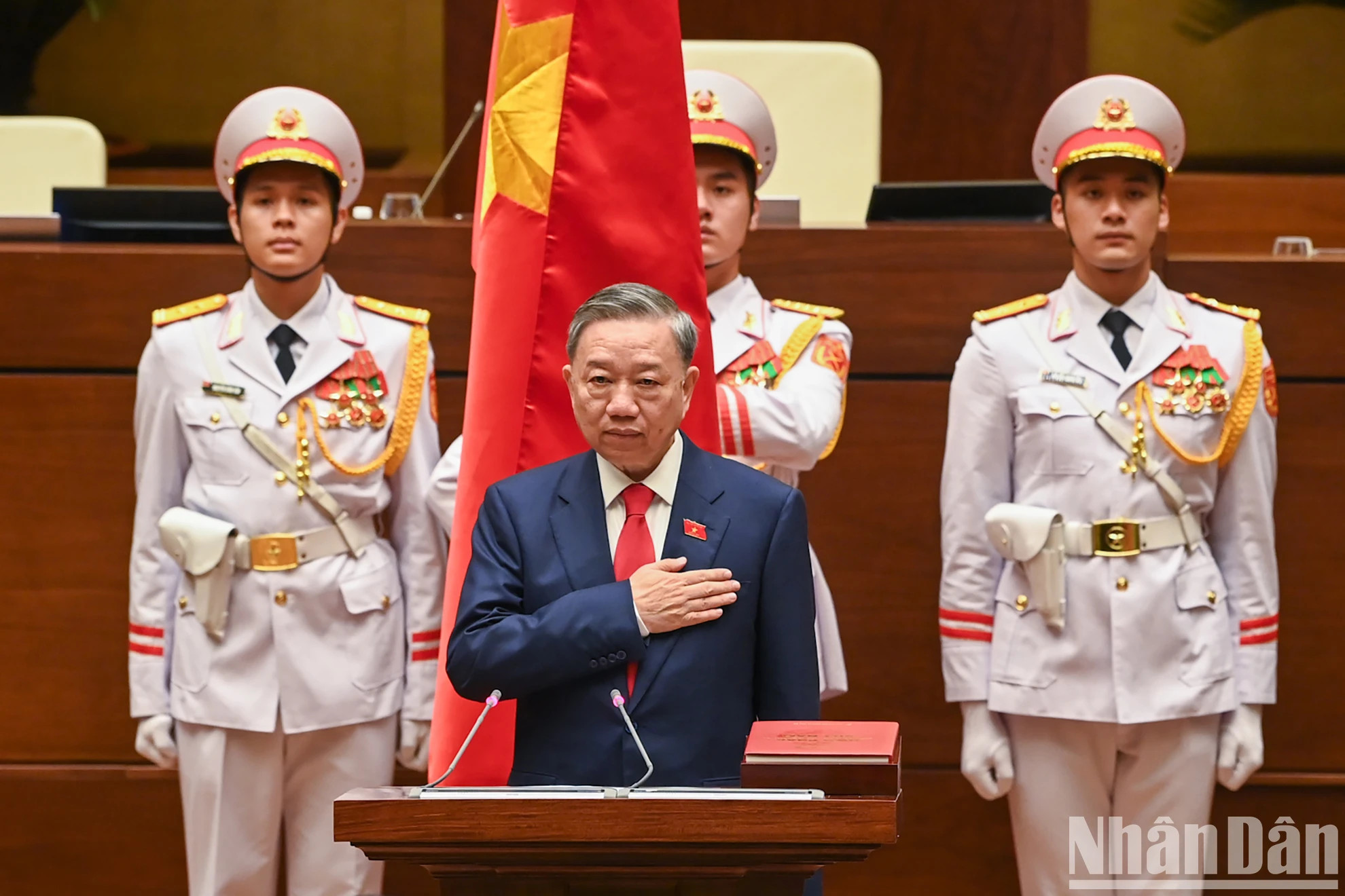 越南国家主席苏林宣誓就职。 越南国家主席苏林宣誓就职。