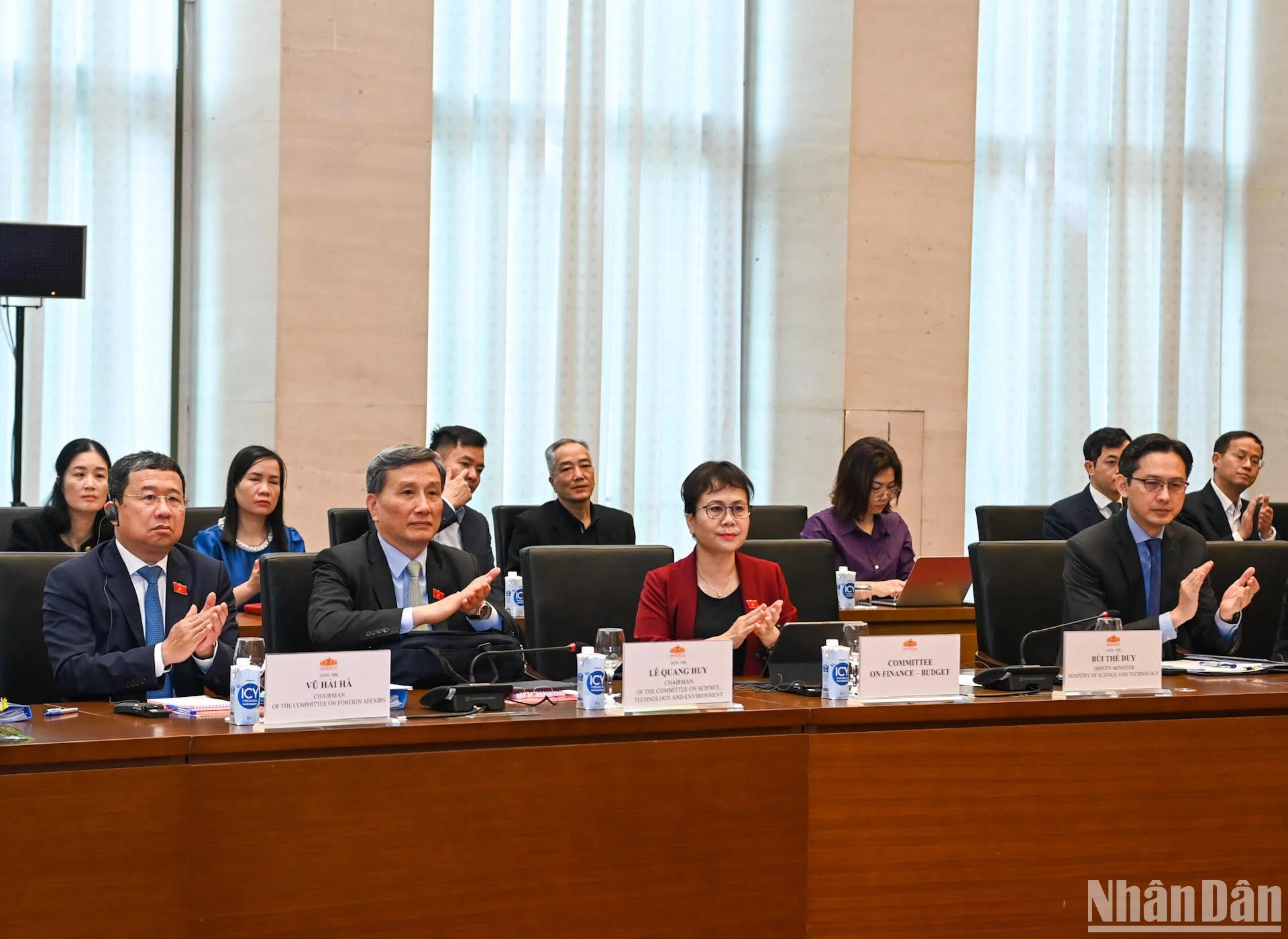 越南国会各直属委员会和各部委领导代表出席会议。