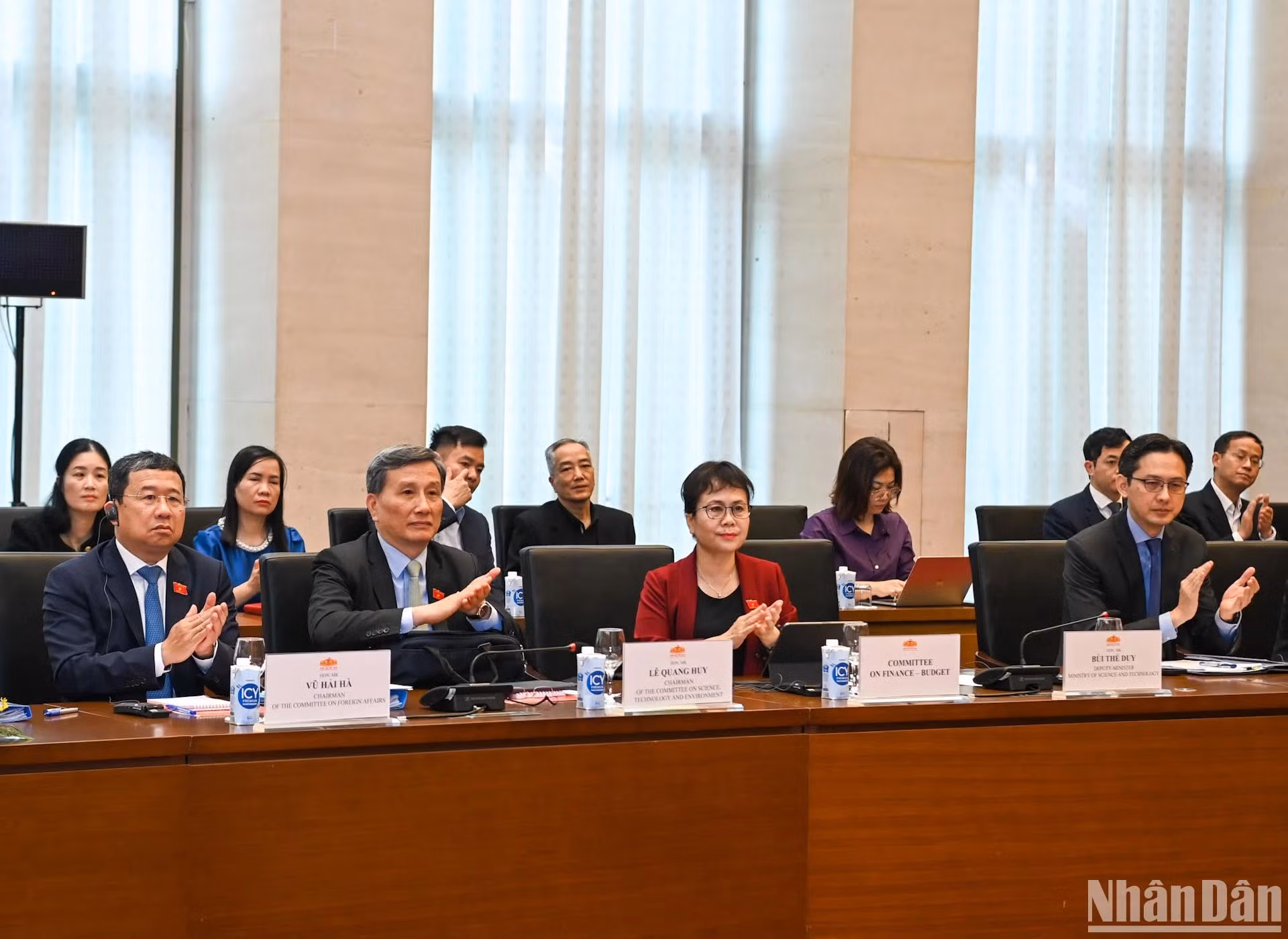 越南国会各直属委员会和各部委领导代表出席会议。 越南国会各直属委员会和各部委领导代表出席会议。