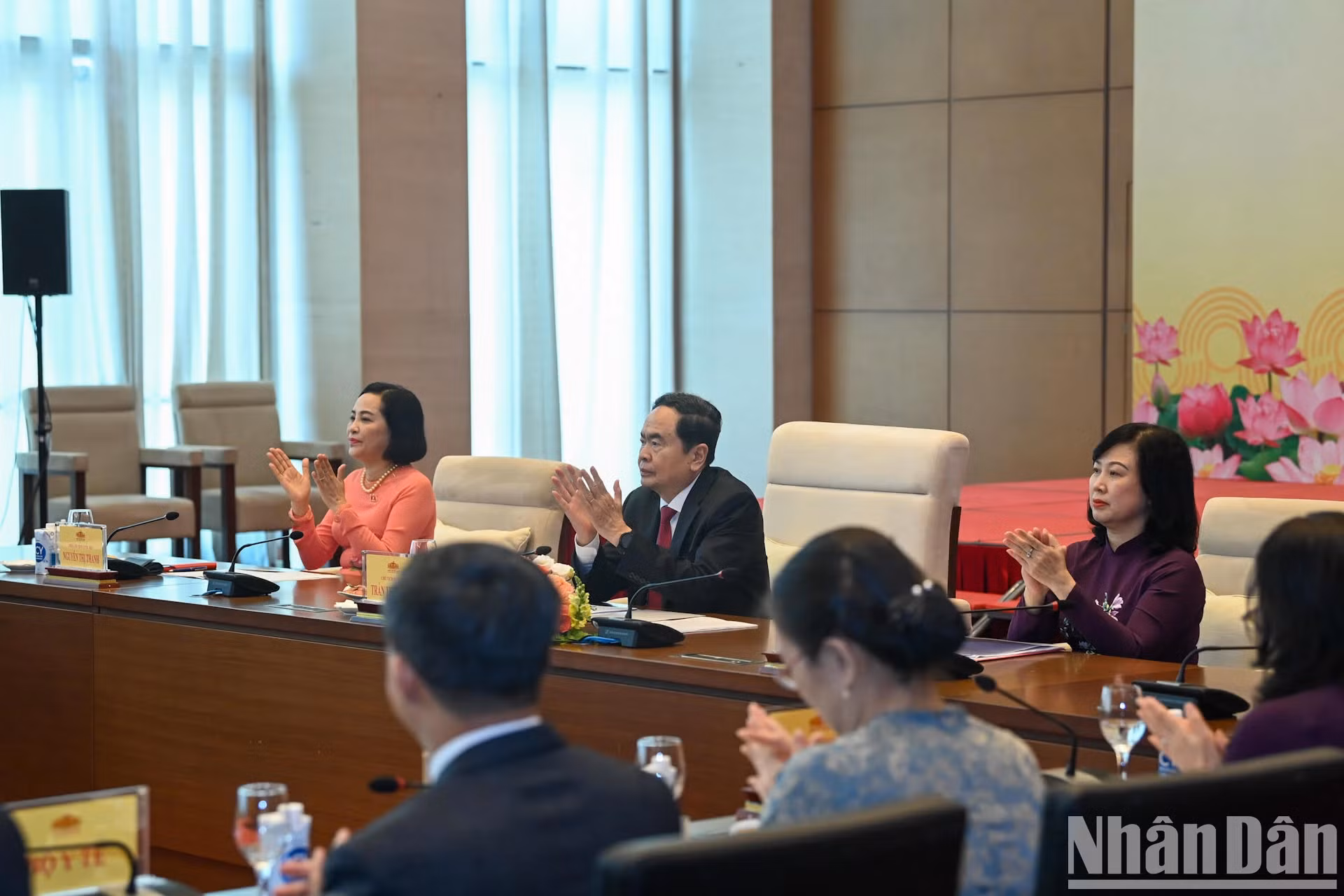 越南国会主席陈青敏，越南卫生部部长陶红兰主持会议。