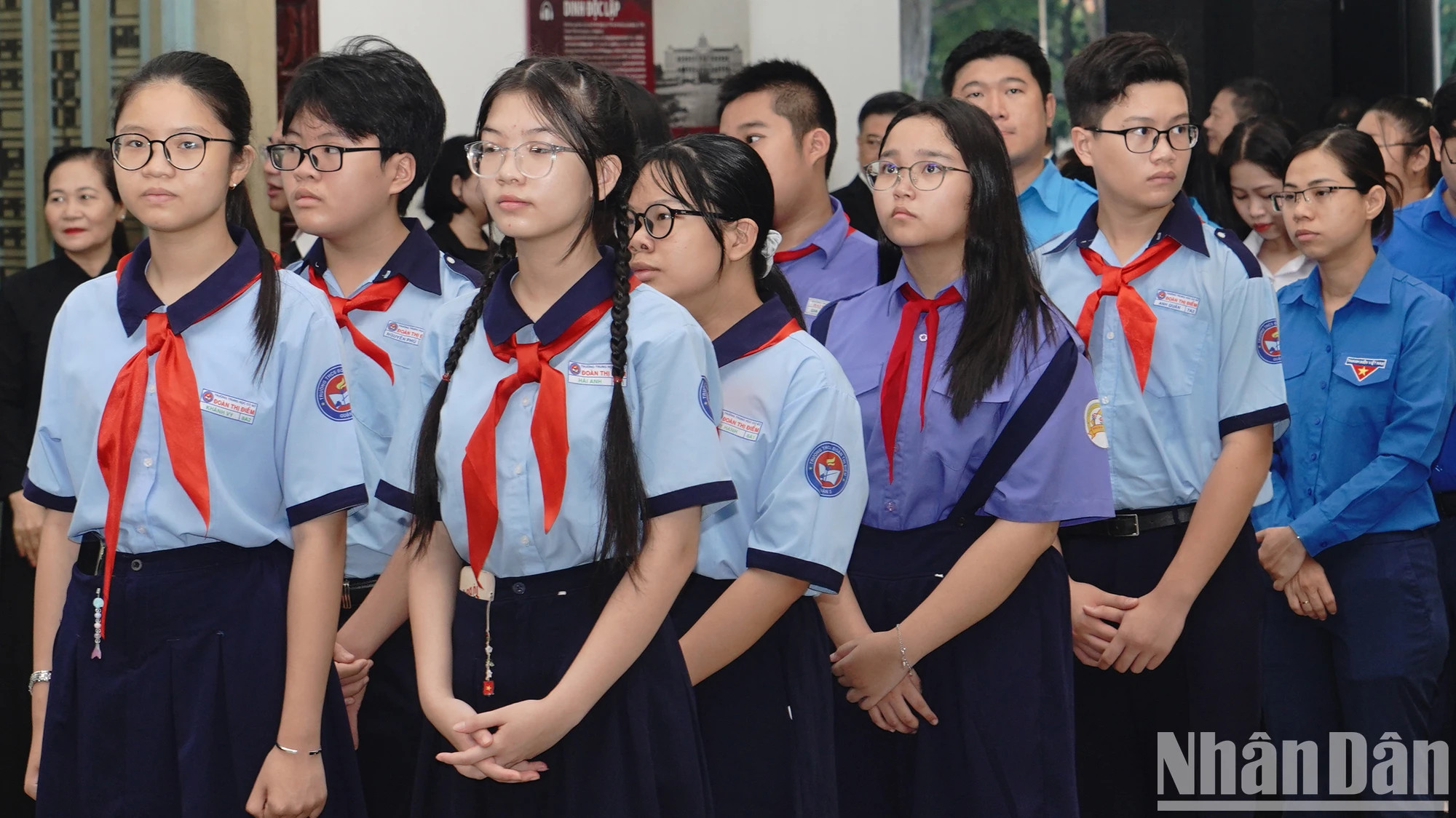 学生们前往统一大会堂吊唁原国家主席陈德良逝世。