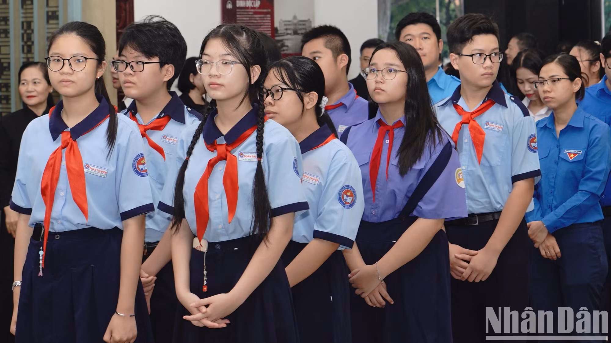 学生们前往统一大会堂吊唁原国家主席陈德良逝世。