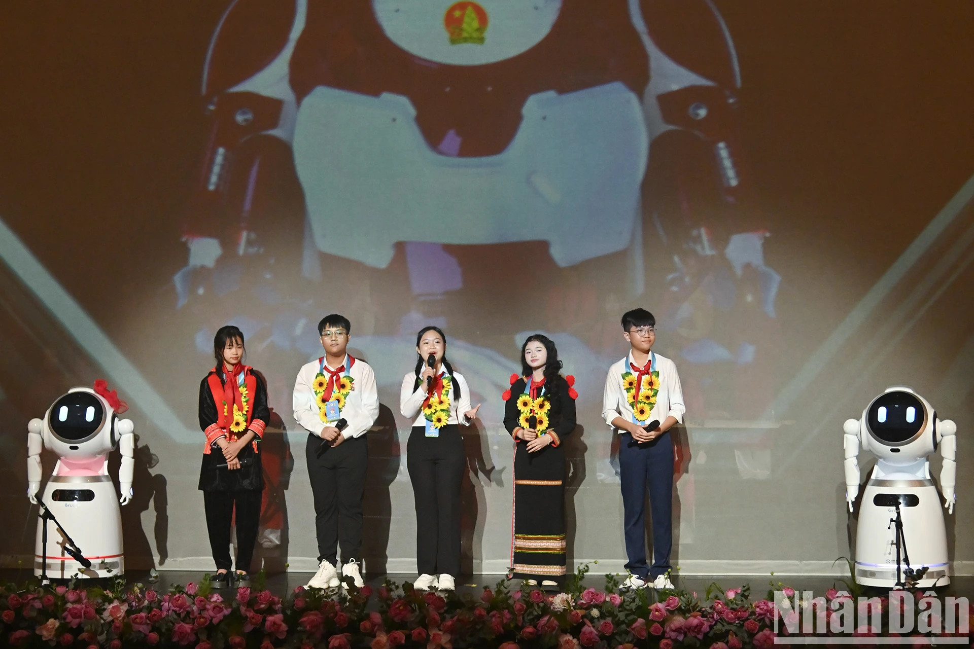 队员与孩子们表彰大会上与两台智能机器人明智和玉欣进行互动。