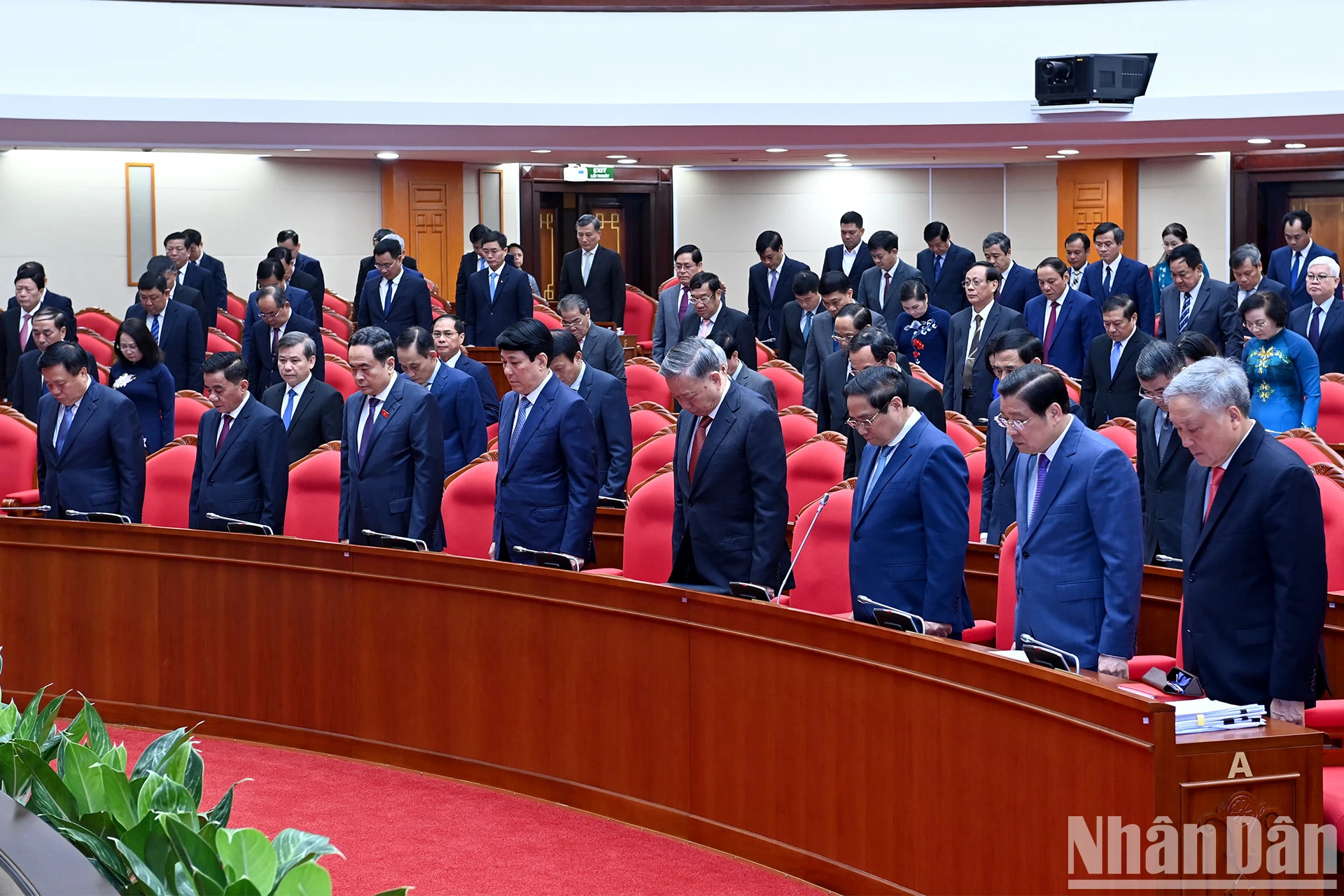 党和国家领导人和各位代表默哀一分钟,悼念在三号台风中牺牲的战士和同胞。 党和国家领导人和各位代表默哀一分钟,悼念在三号台风中牺牲的战士和同胞。