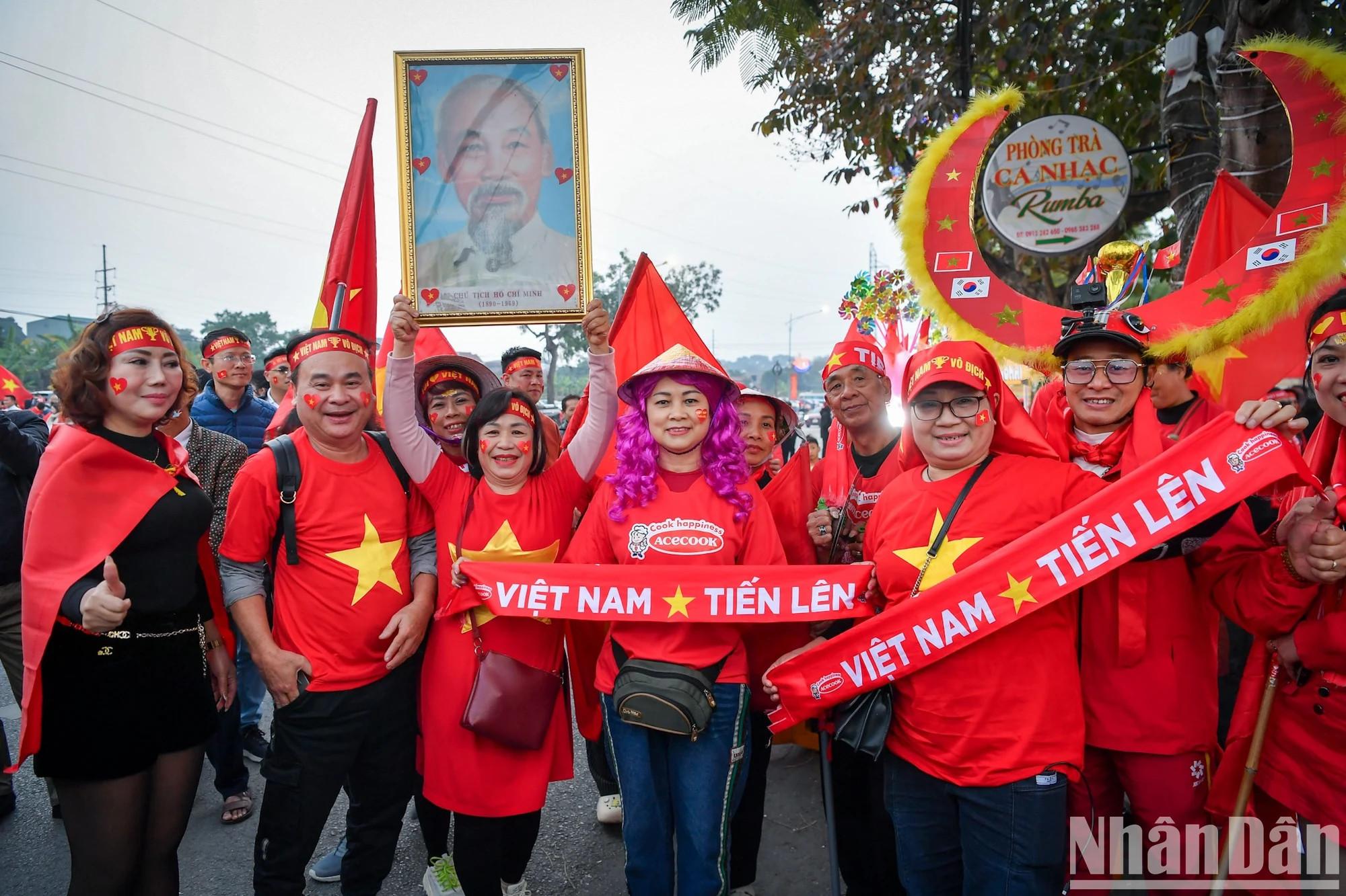 球迷们希望越南队能够拿出令人信服的表现，赢得晋级决赛的门票。