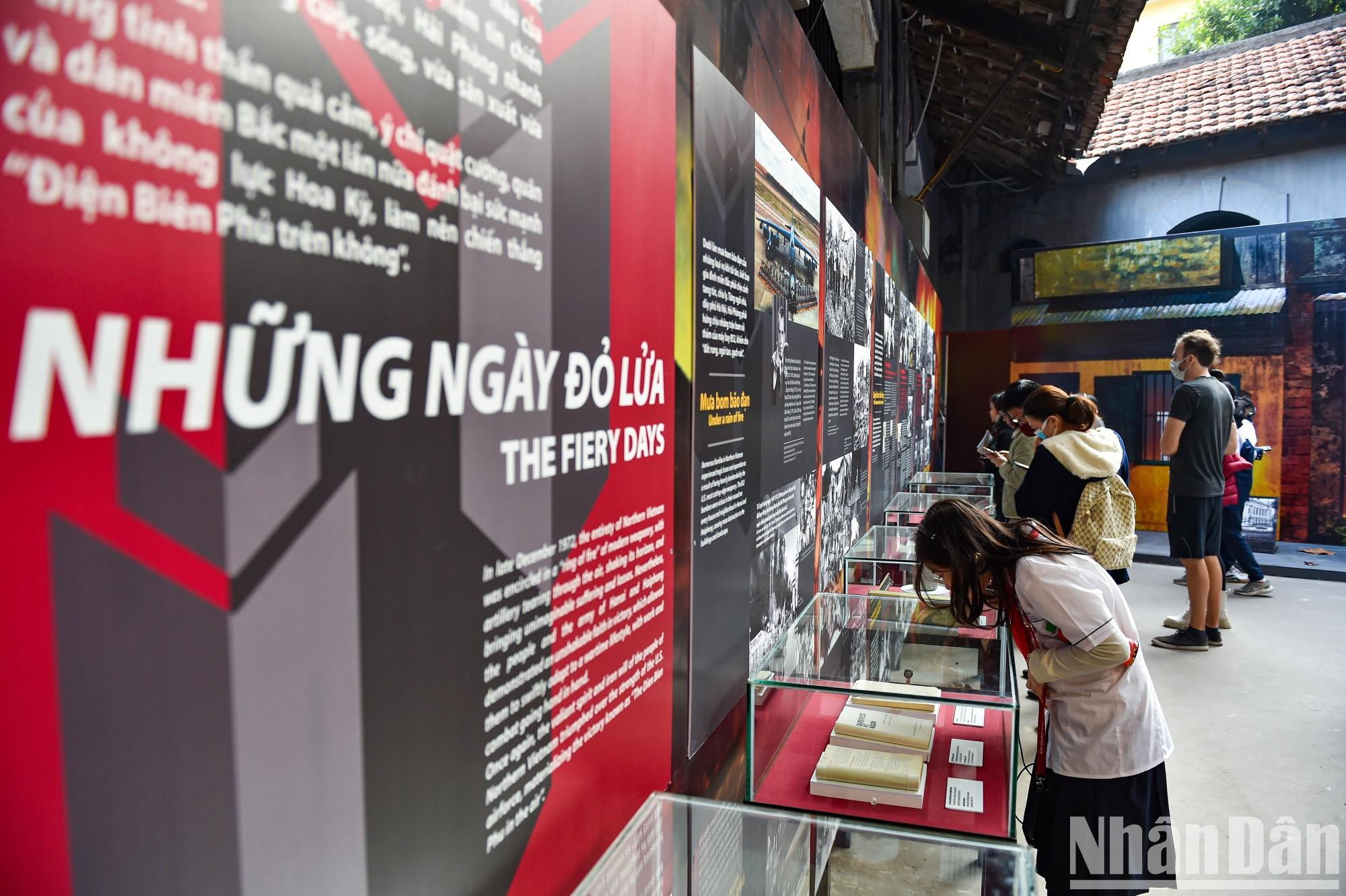 展览分为两大内容：“硝烟弥漫的岁月”和“石墙的背后”。