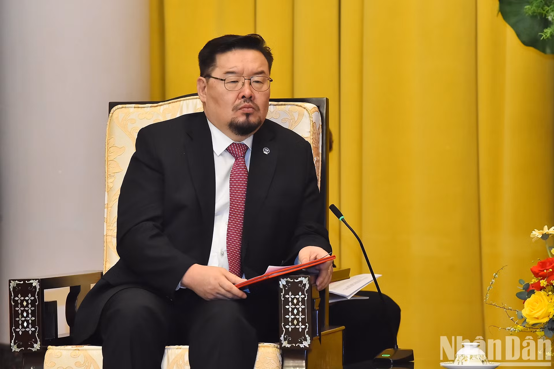 蒙古国总统办公厅主任贡布扎布·赞丹沙塔尔在会见中发表讲话。