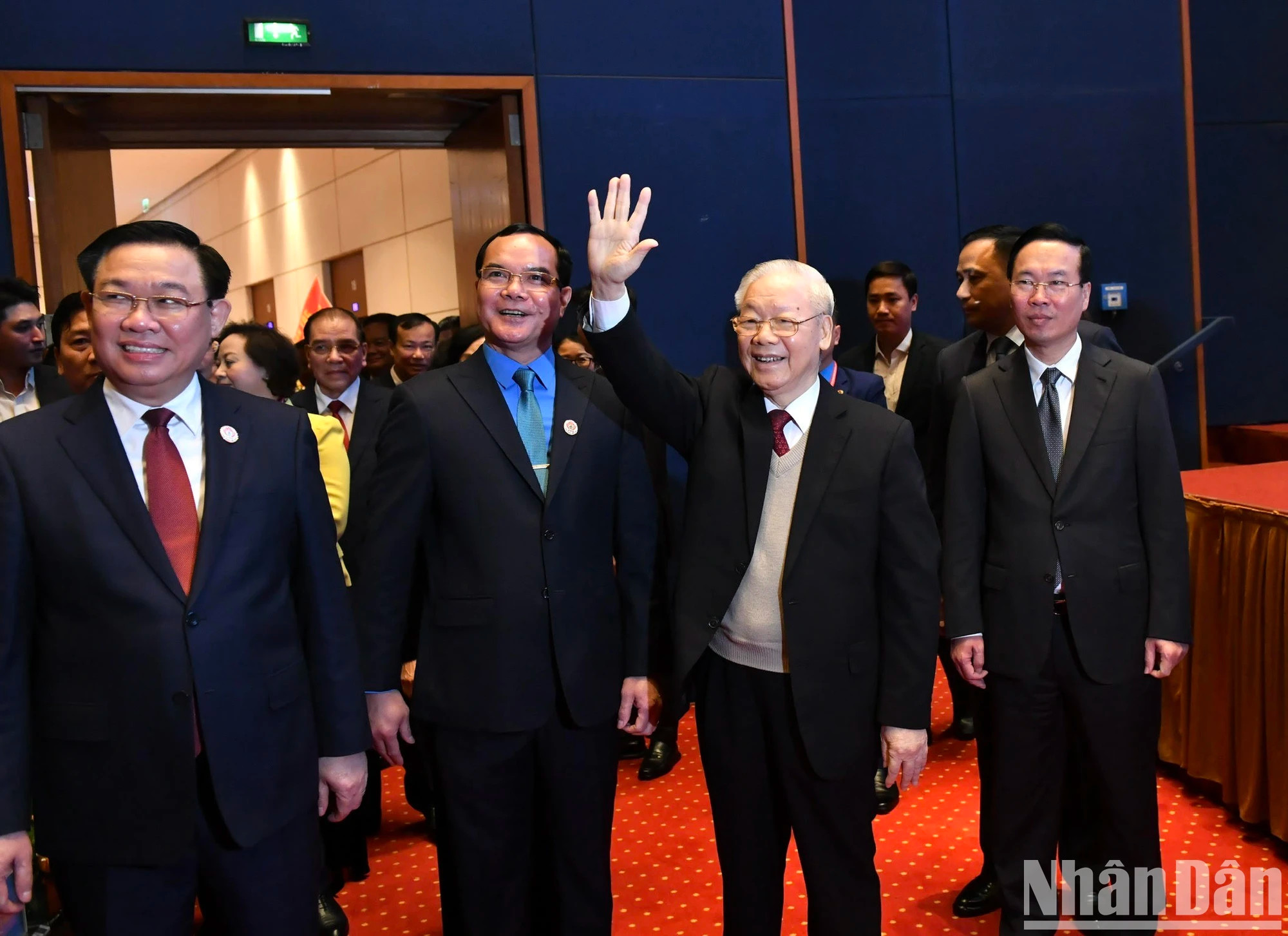 阮富仲总书记、国家主席武文赏、国会主席王廷惠和与会代表。 阮富仲总书记、国家主席武文赏、国会主席王廷惠和与会代表。