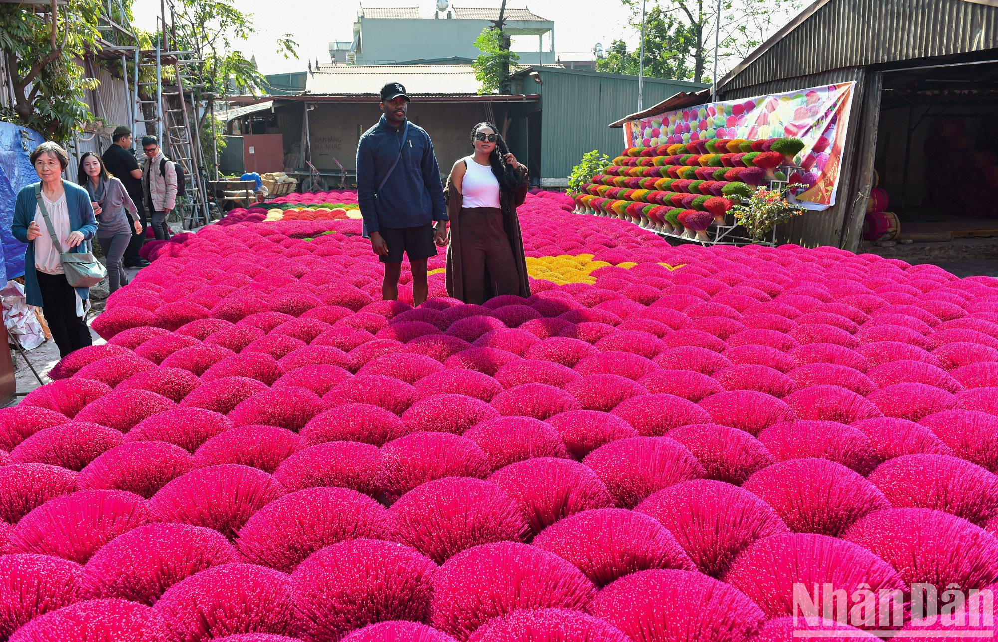 外国游客前来参观了解越南心灵文化之美。
