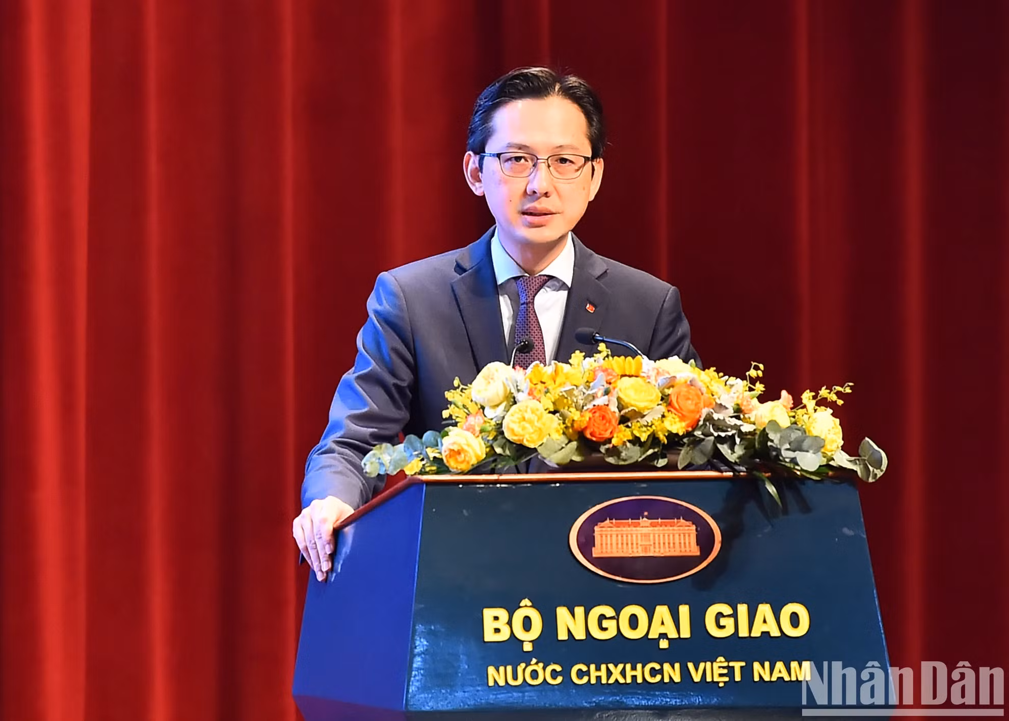 外交部副部长杜雄越宣读第32次外交会议决议全文。 外交部副部长杜雄越宣读第32次外交会议决议全文。
