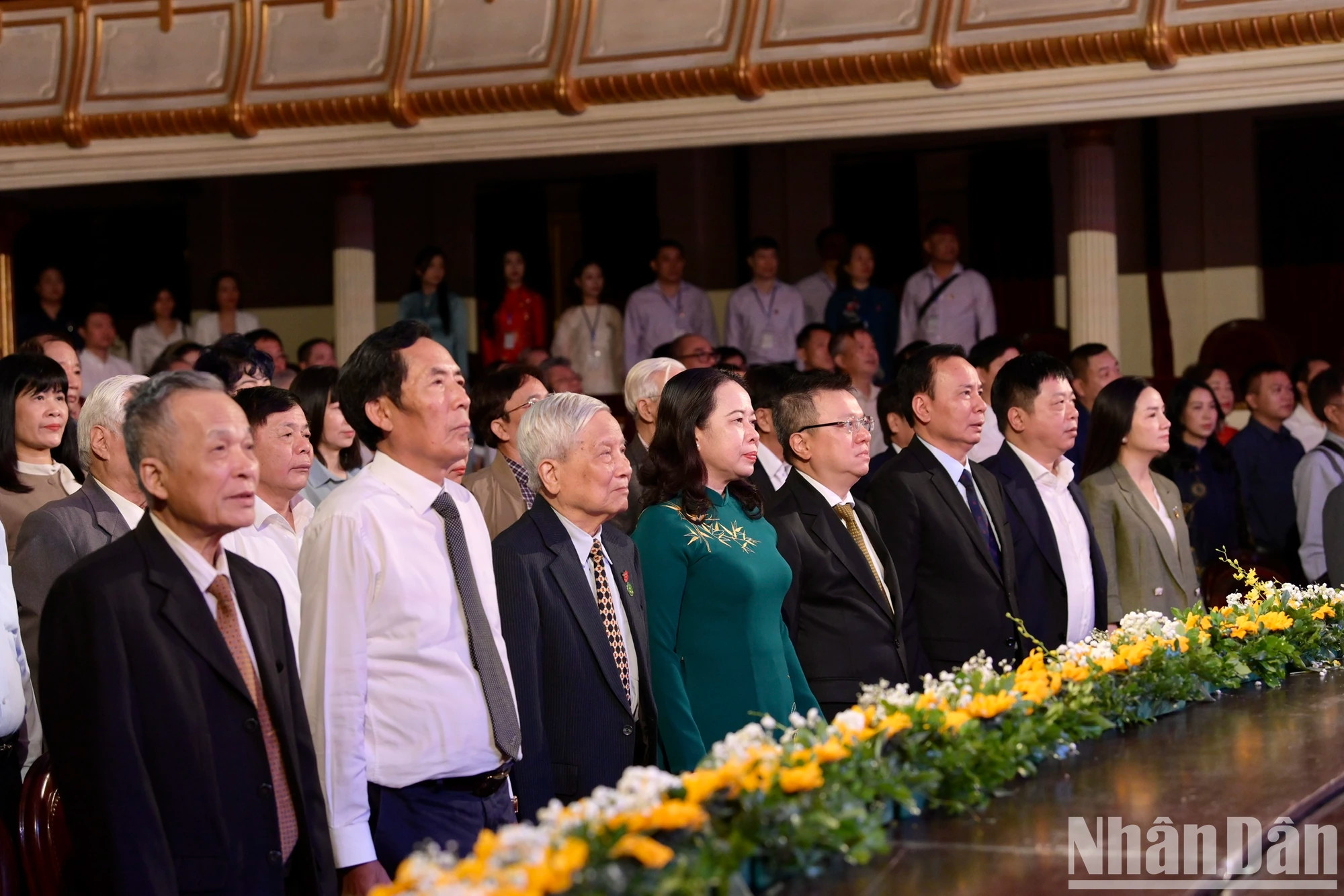 各位代表向国旗致敬。 各位代表向国旗致敬。