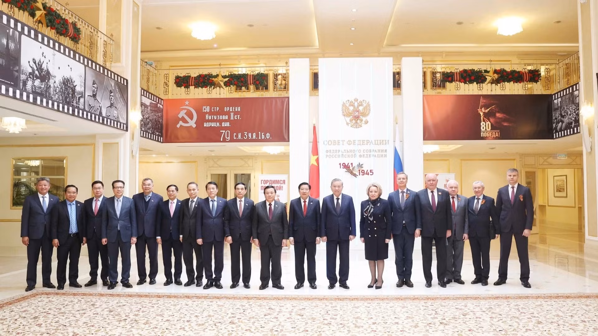 双方代表合影留念。