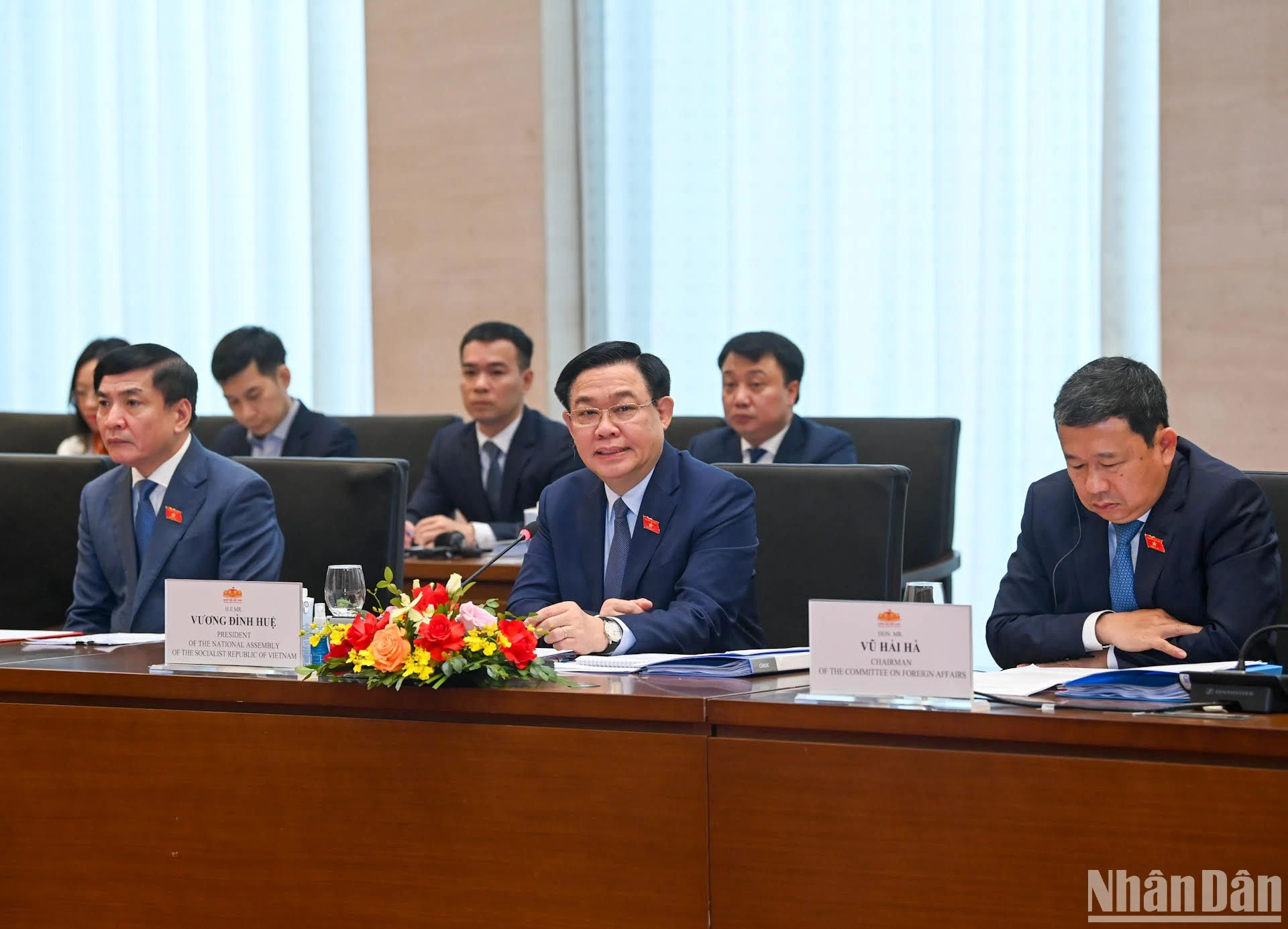 国会主席王廷惠解答企业代表的提问。