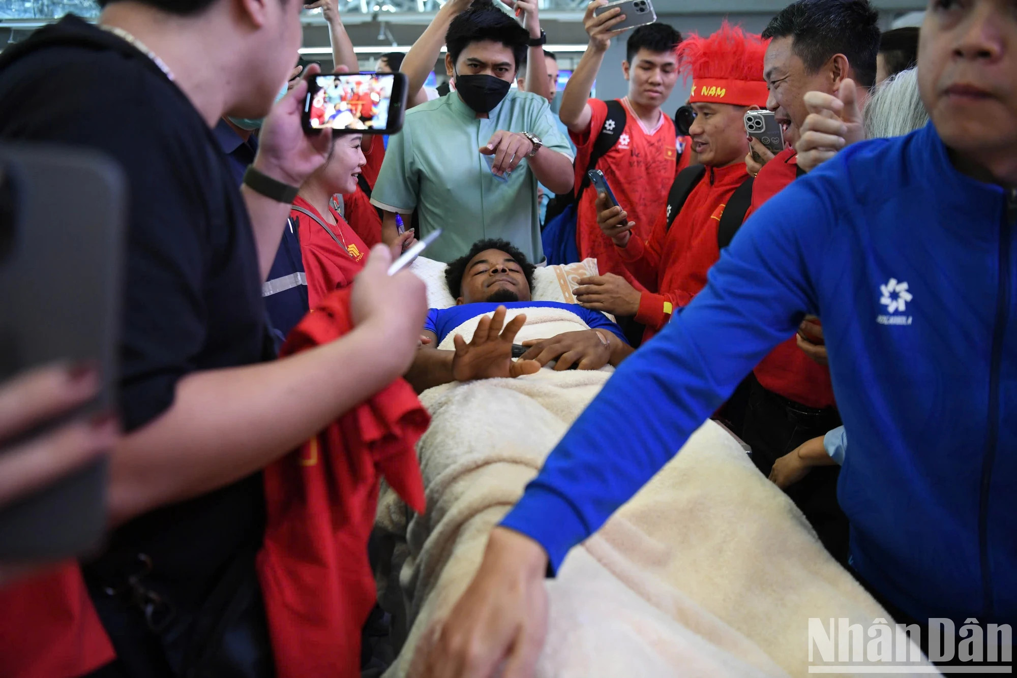 春山被担架送往机场,但仍向球迷微笑。 春山被担架送往机场,但仍向球迷微笑。