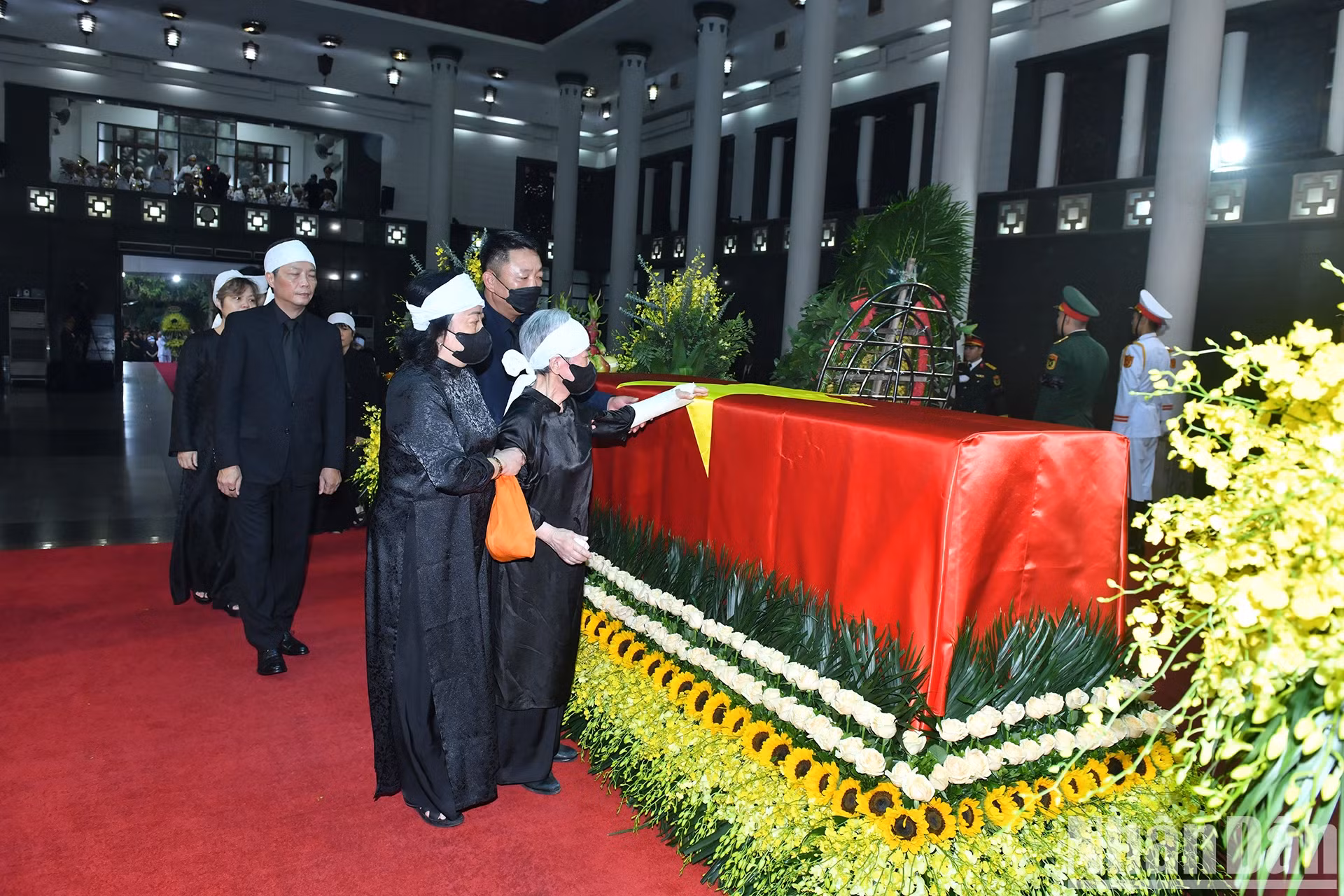 陈德良同志家属。