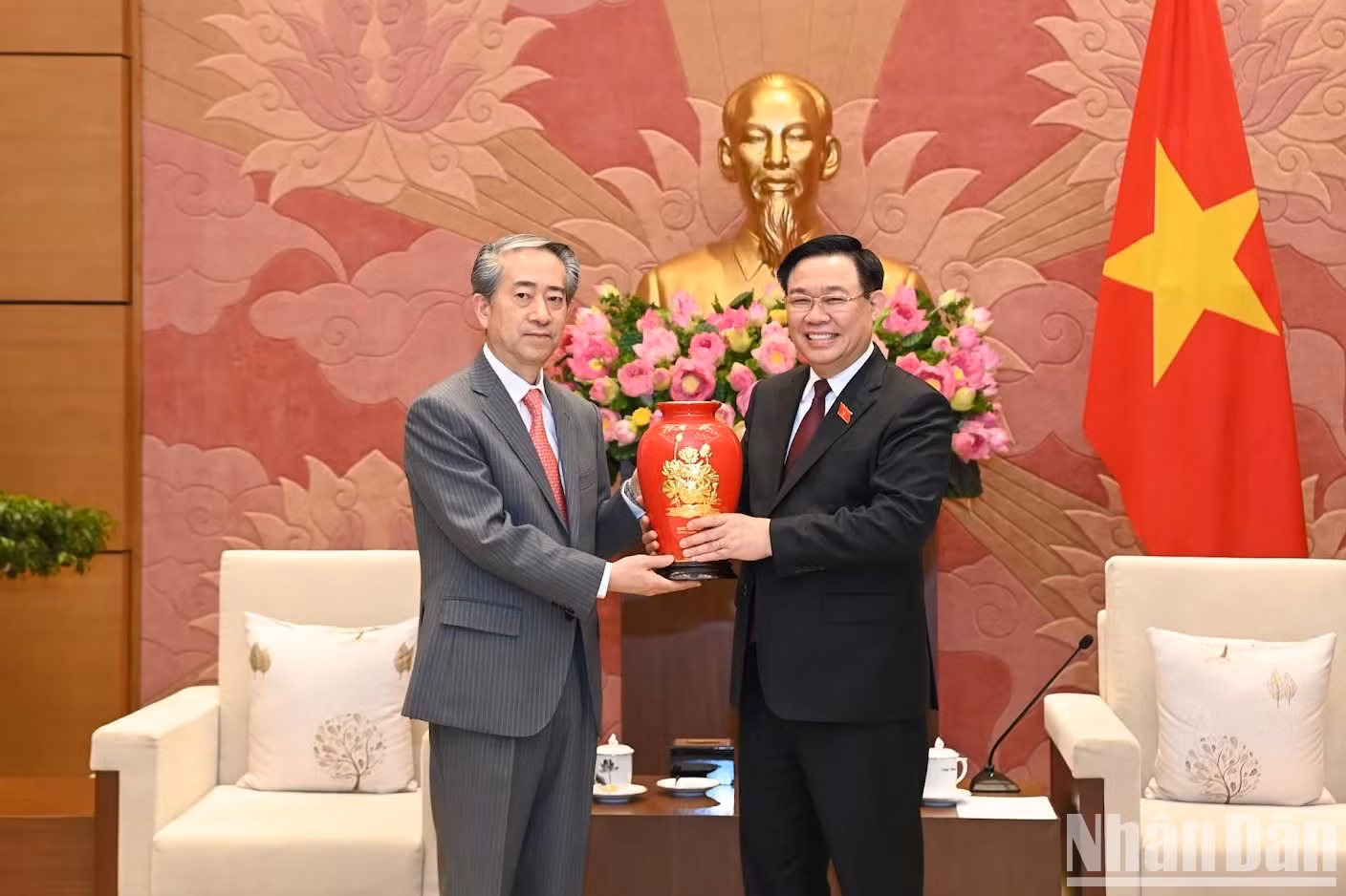 国会主席王廷惠向中国驻越南大使熊波赠送纪念品。