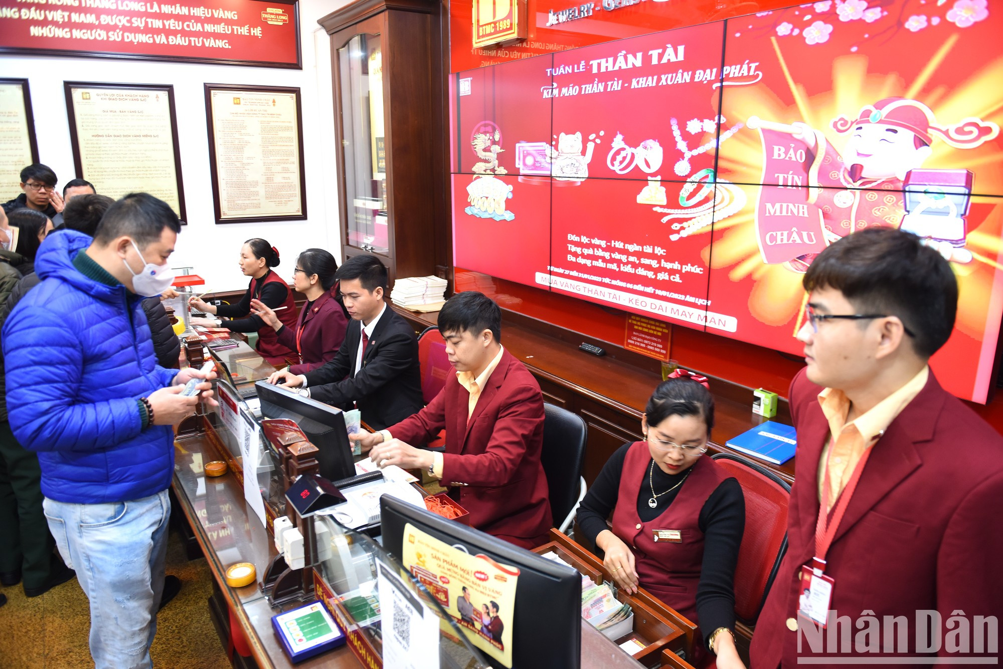 很多以前进行过网上交易的客户都会被分配一个单独的黄金支付区。与往年相比,这也是一个新点,有助于节省黄金买家的等待时间。 很多以前进行过网上交易的客户都会被分配一个单独的黄金支付区。与往年相比,这也是一个新点,有助于节省黄金买家的等待时间。