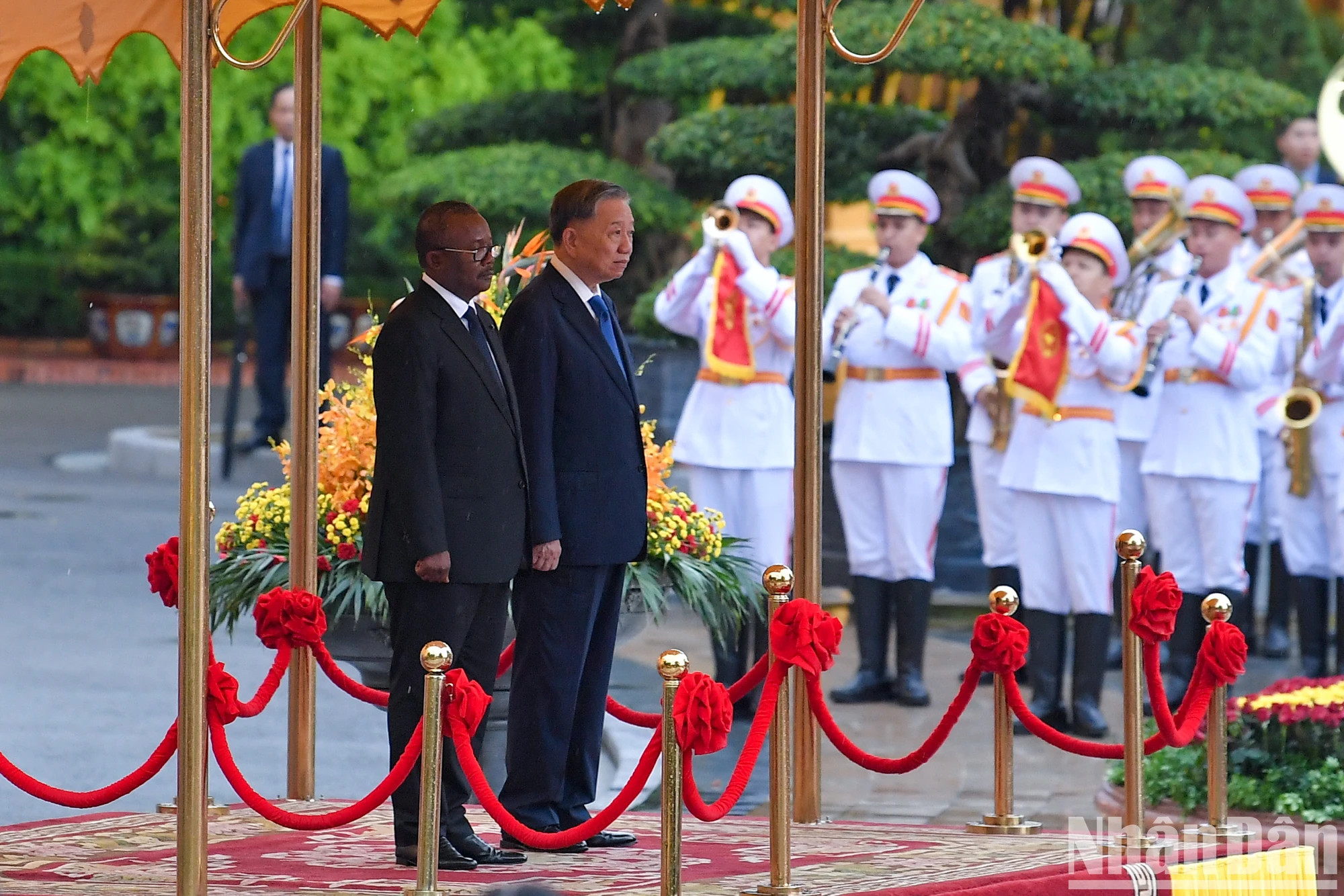 越共中央总书记、国家主席苏林与几内亚比绍共和国总统乌马罗·西索科·恩巴洛登上荣誉主席台，聆听军乐奏响两国国歌。