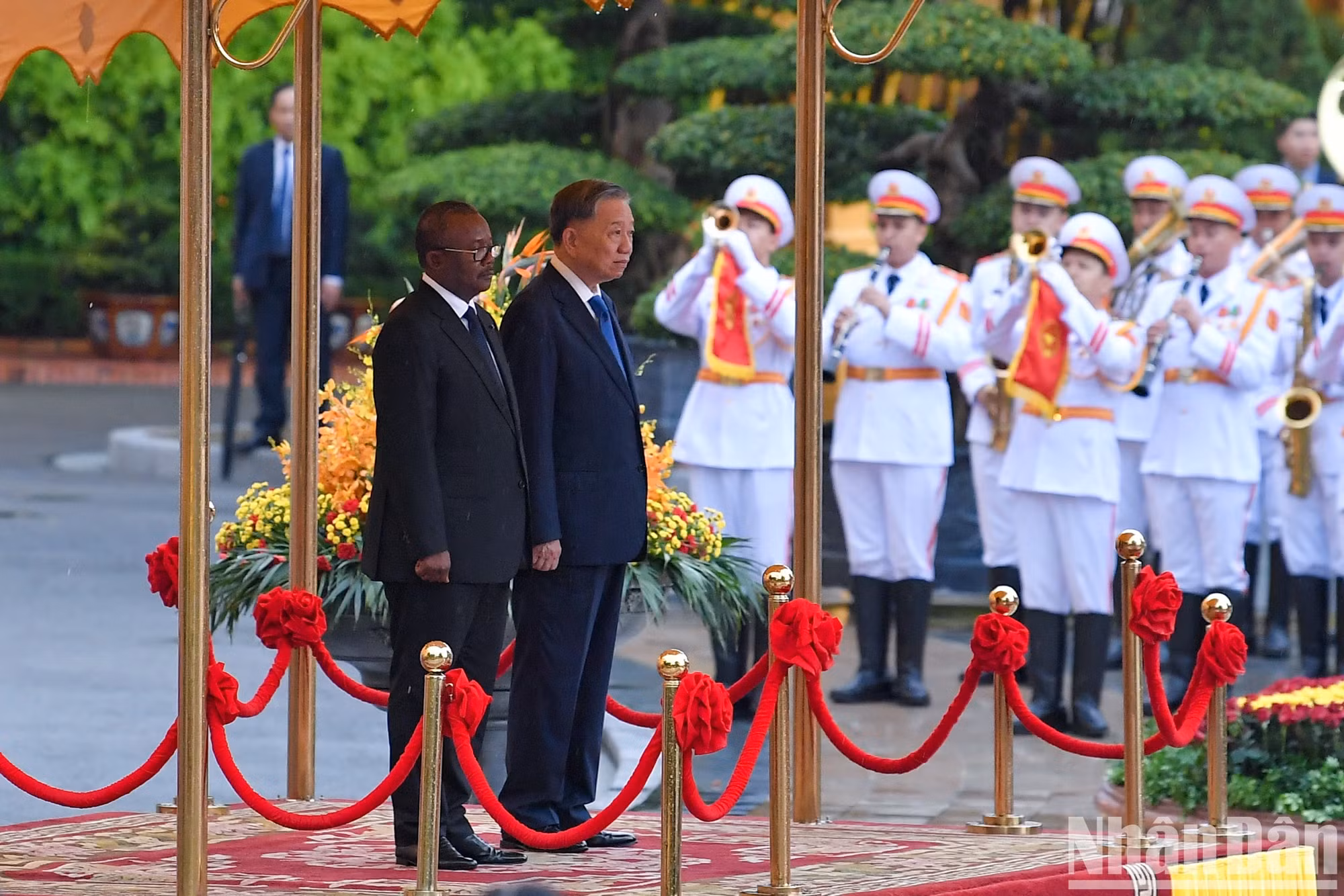 越共中央总书记、国家主席苏林与几内亚比绍共和国总统乌马罗·西索科·恩巴洛登上荣誉主席台，聆听军乐奏响两国国歌。