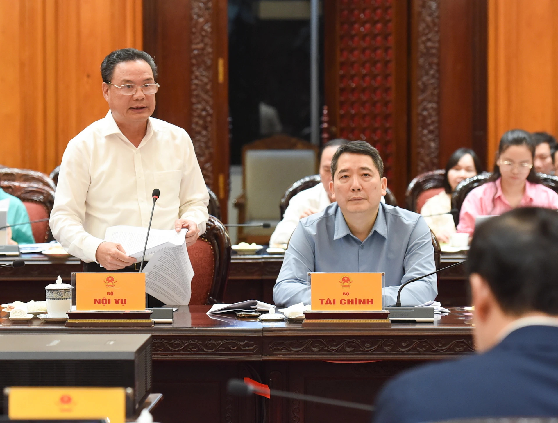 内务部部长黎文青发表讲话。