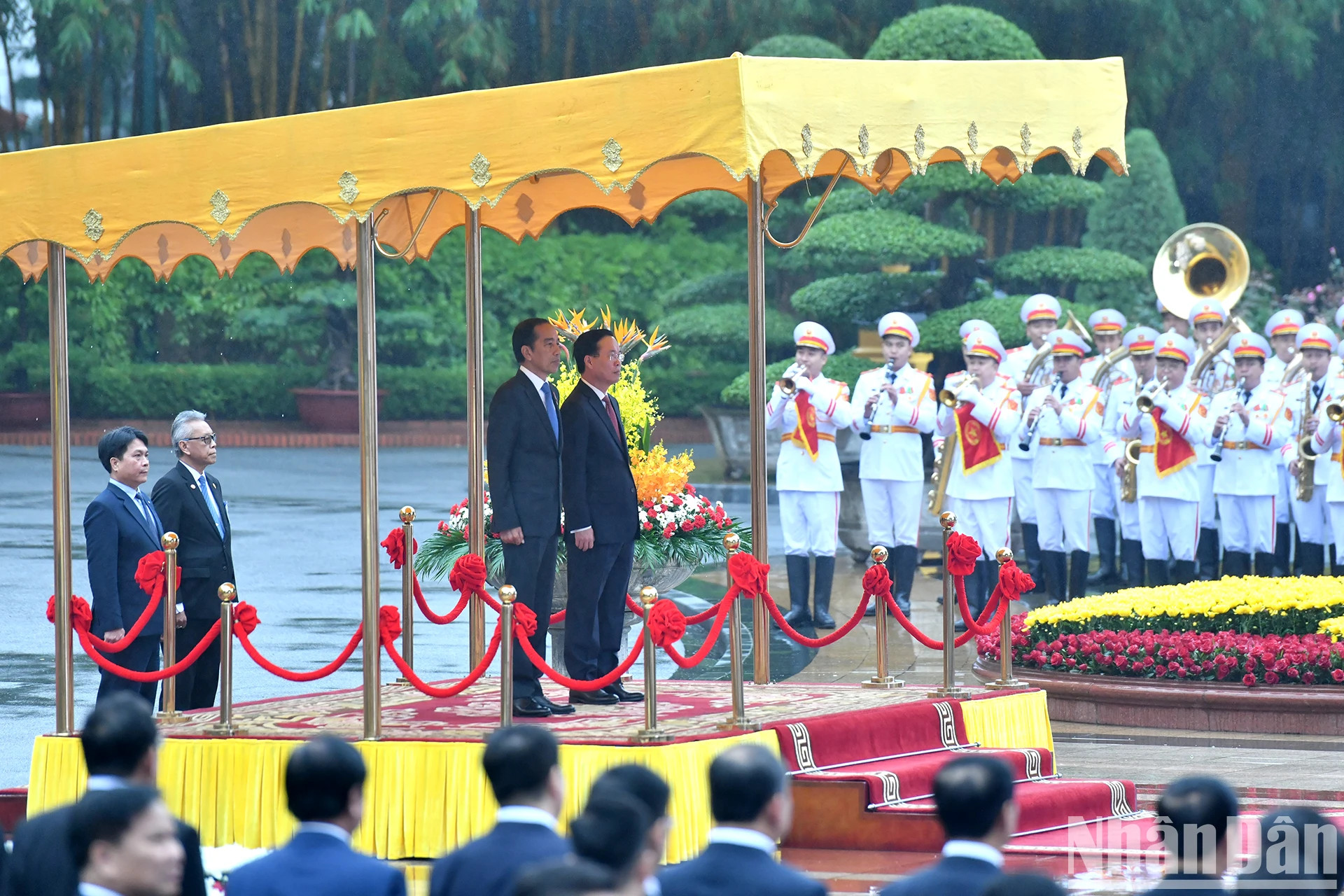 武文赏主席同佐科·维多多总统听军乐奏响两国国歌。