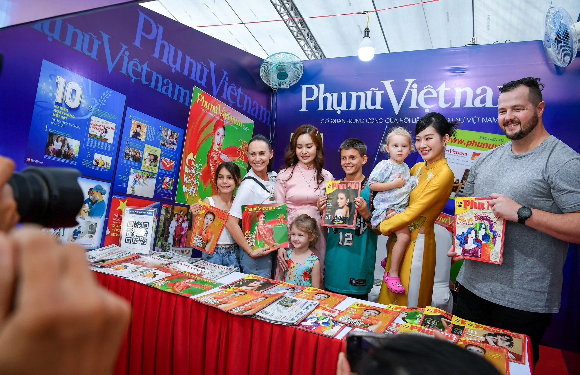 今年越南全国报刊展吸引众多观众前来参观。 今年越南全国报刊展吸引众多观众前来参观。