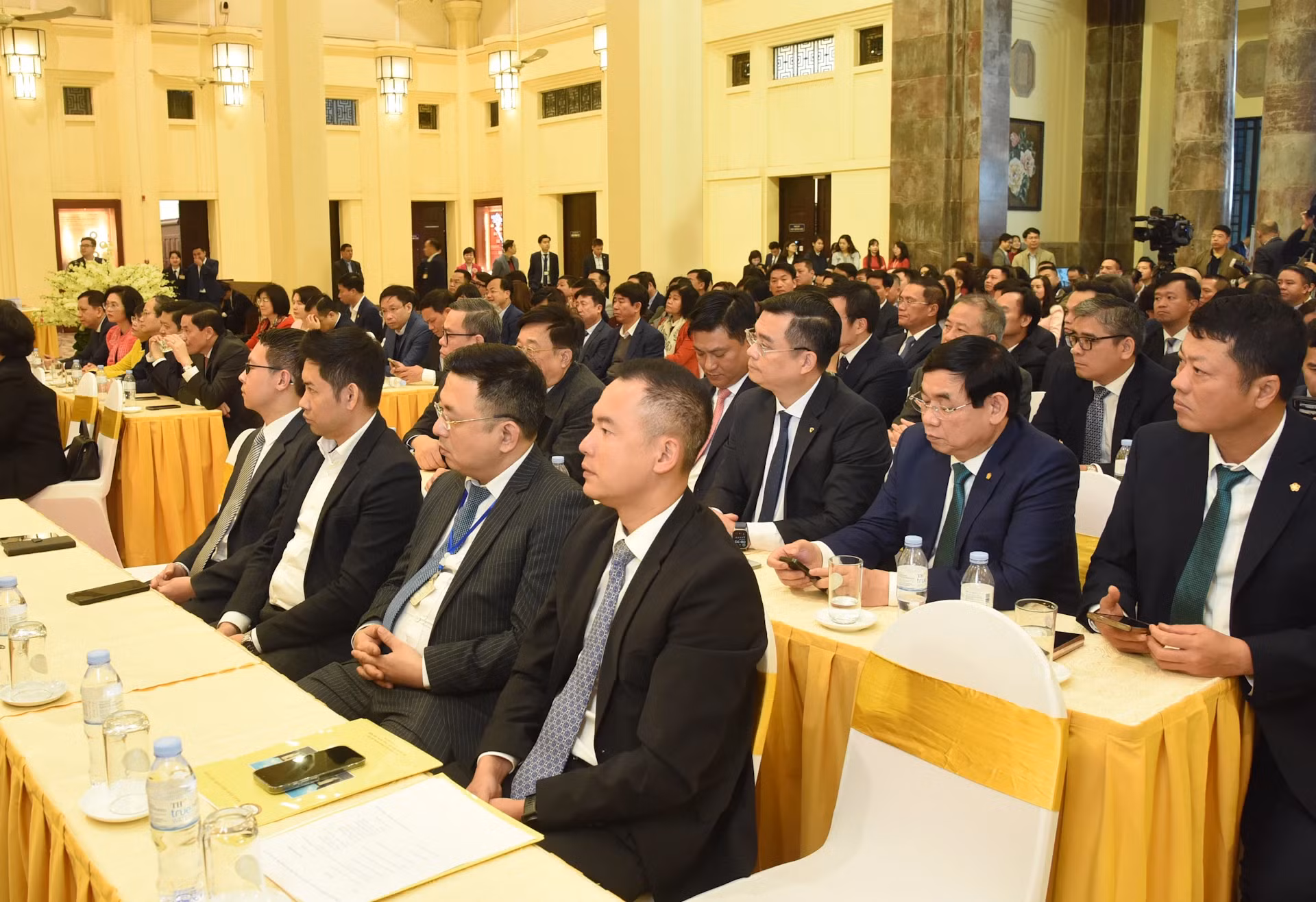 与会代表。