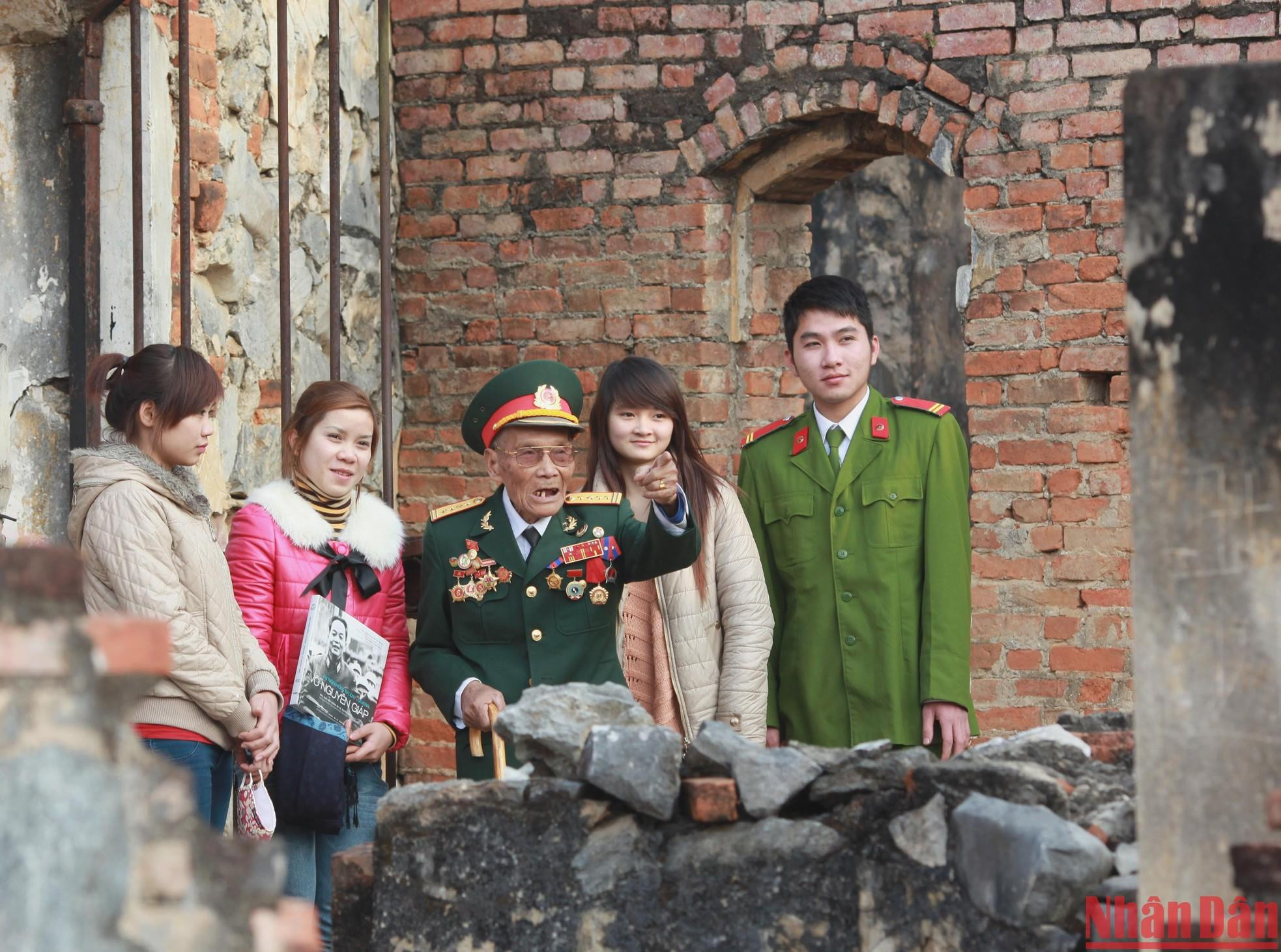 老兵把武元甲大将的故事讲给后辈听。 老兵把武元甲大将的故事讲给后辈听。