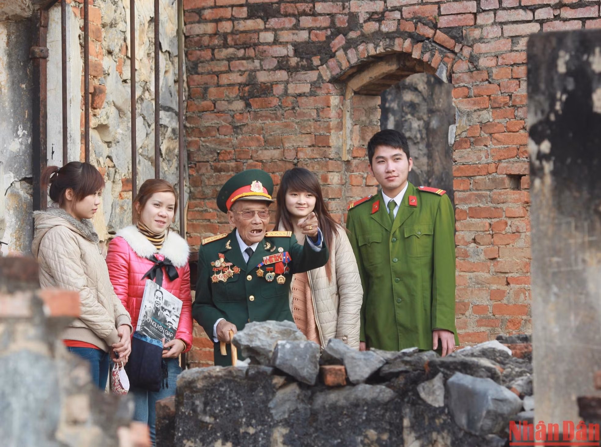 老兵把武元甲大将的故事讲给后辈听。