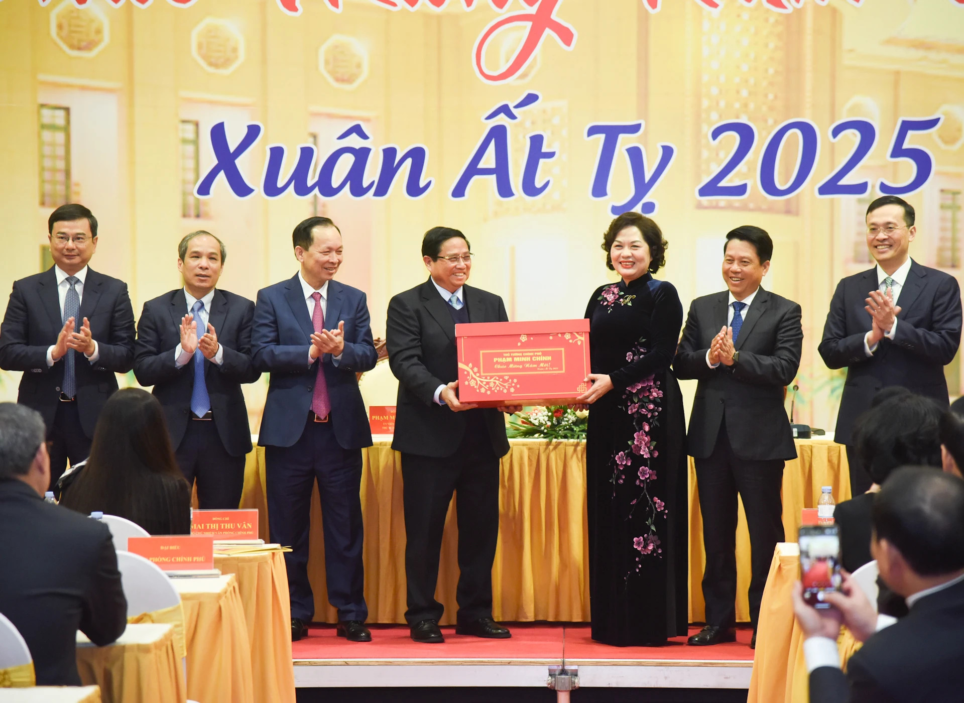 范明正总理向银行部门赠送礼物。